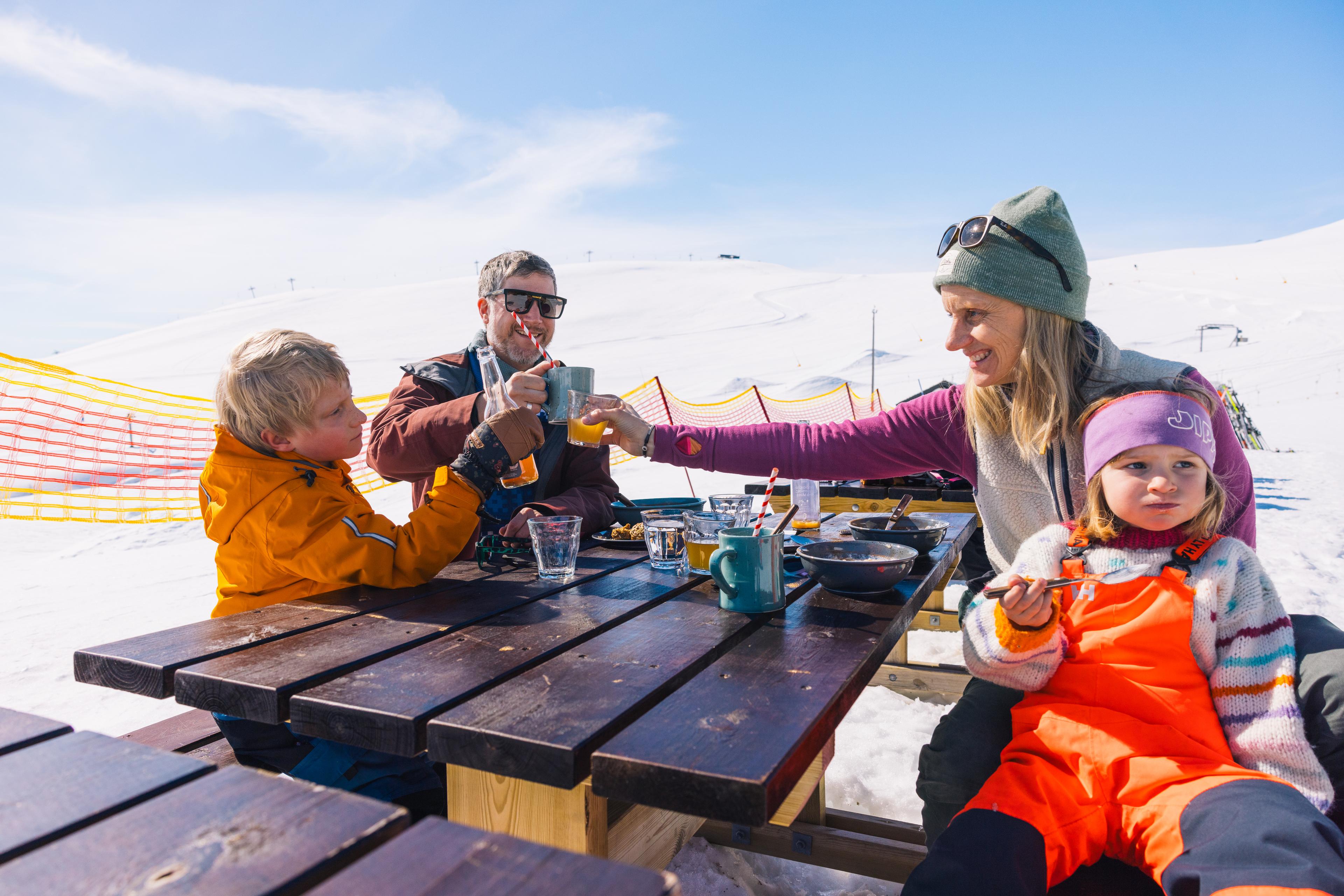 Familie nyter lunsjen i Fjellstova Vetlebotn
