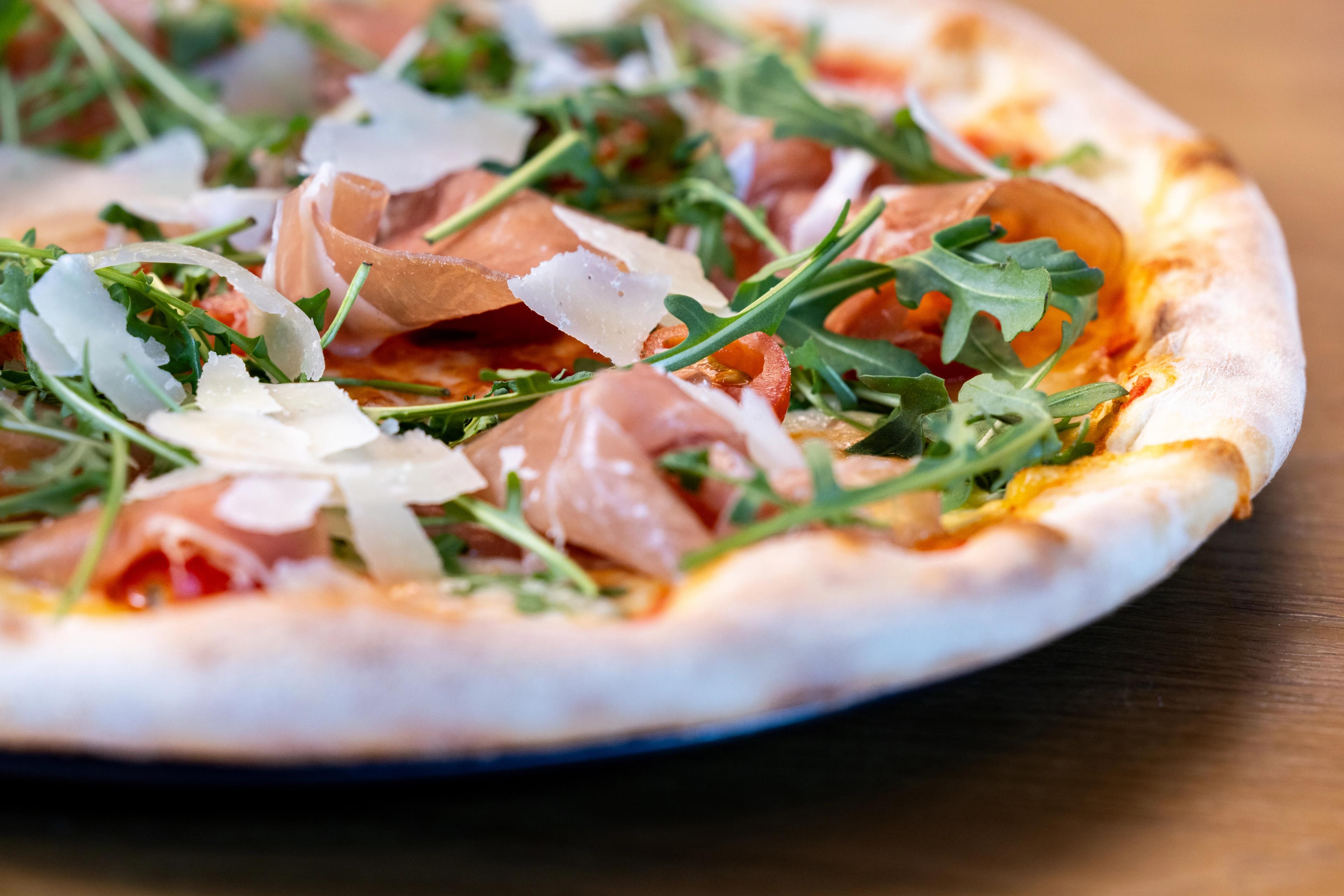 Italiensk pizza med spekeskinke, ruccola og parmesan fra Laksen Kafe og Bakeri
