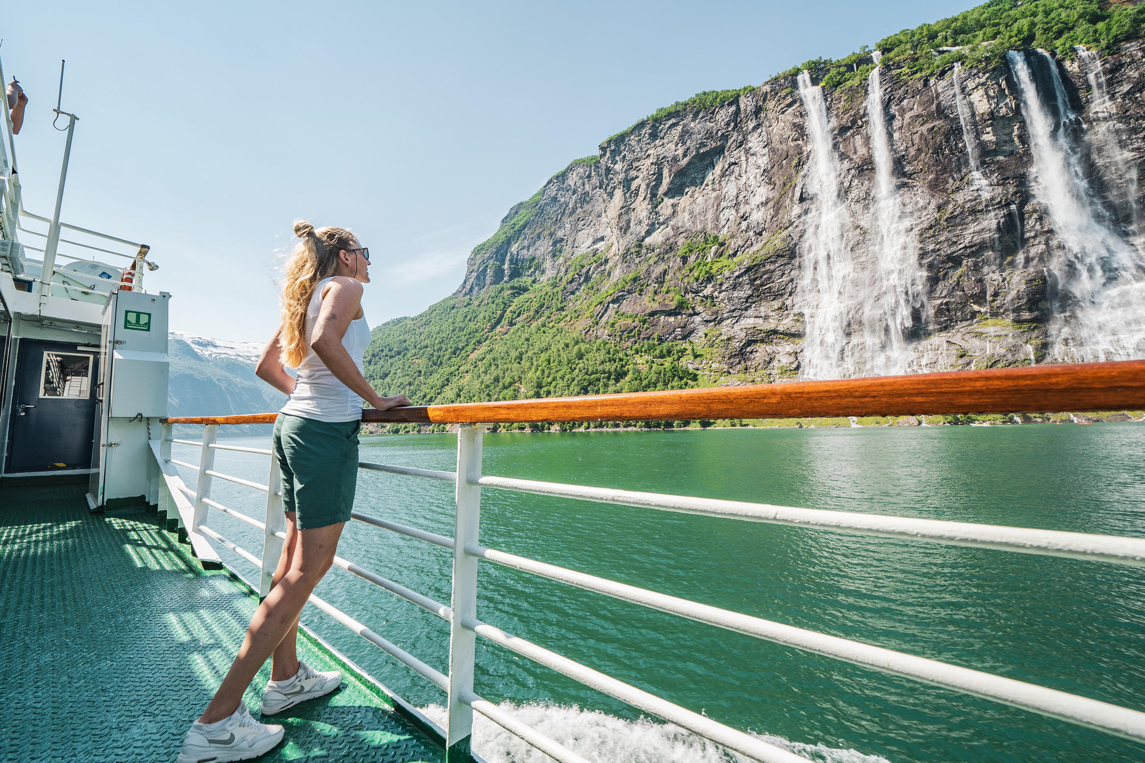 Tourist auf einer Fjordkreuzfahrt in Geiranger