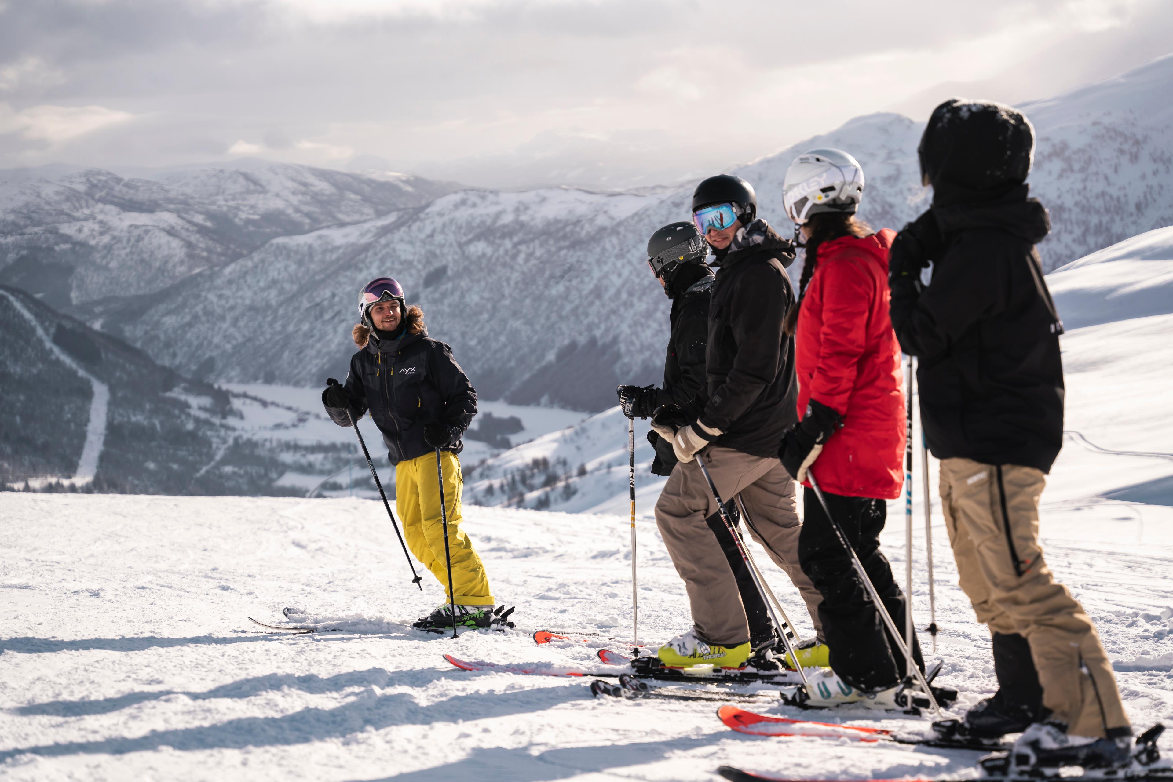 Myrkdalen Aktiv lærar vaksne å stå på ski