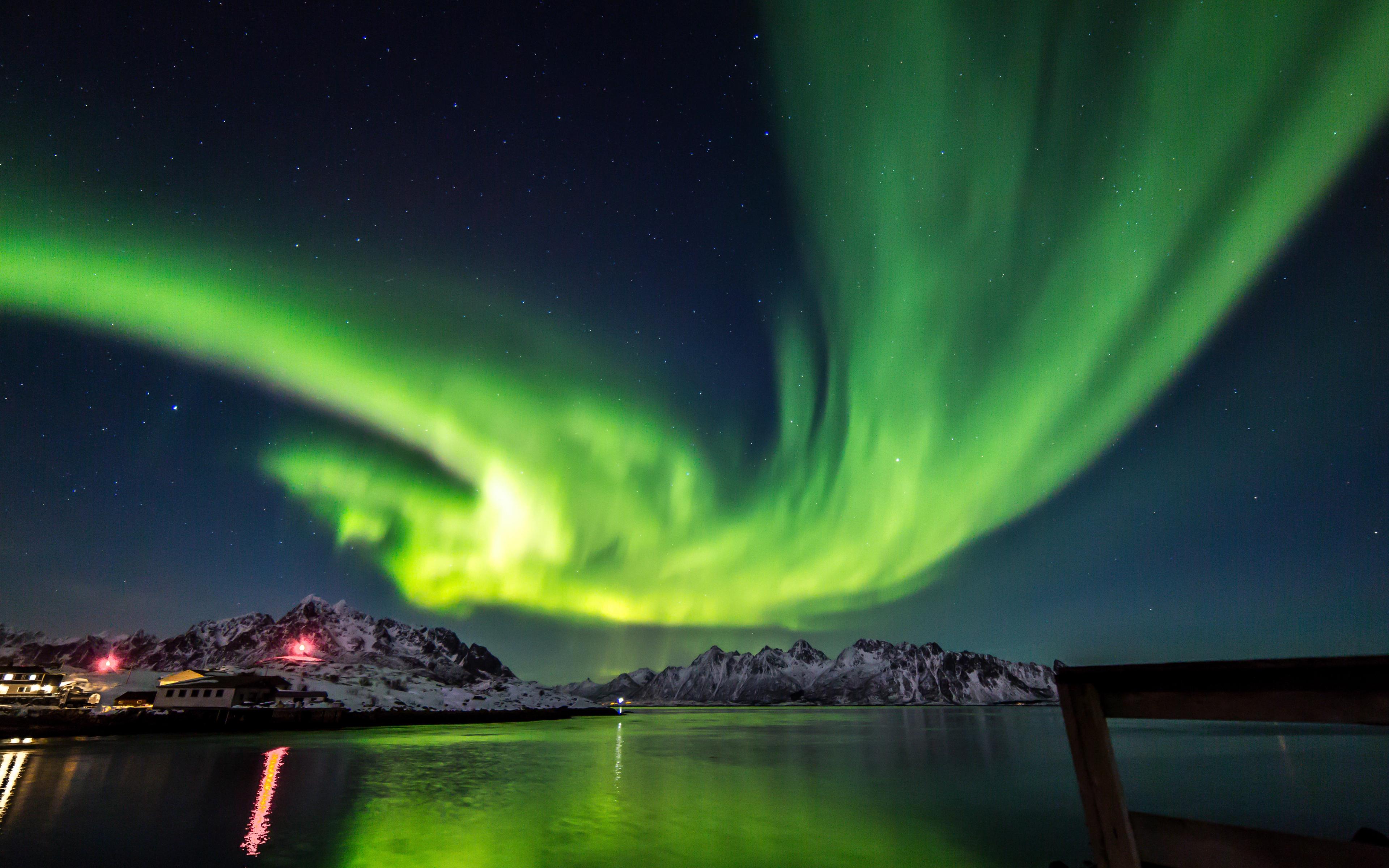 Fantastische Nordlichter am Sternenhimmel