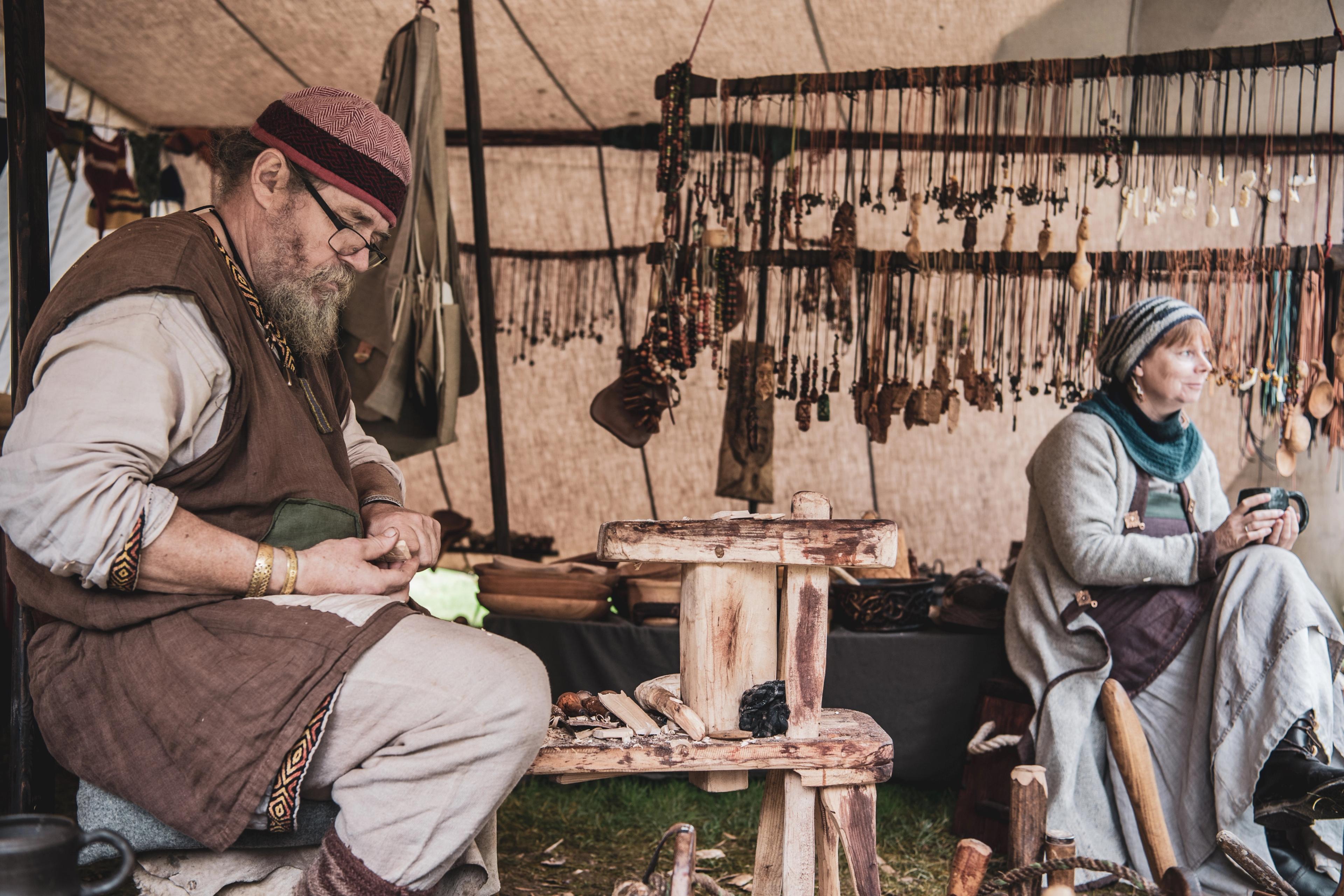 Vikinger som lager smykker