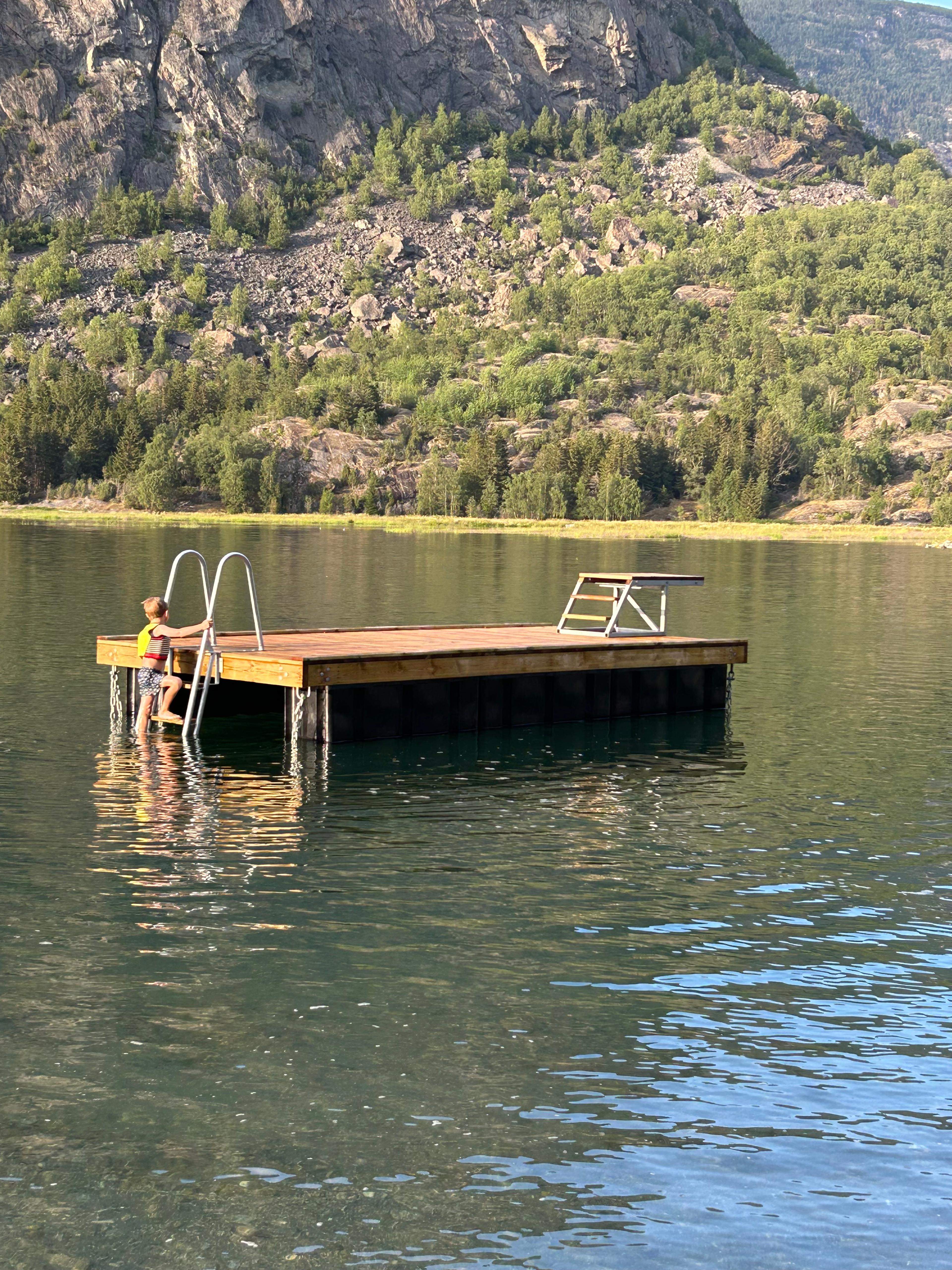 Flytebrygge på badeplassen i Lærdal