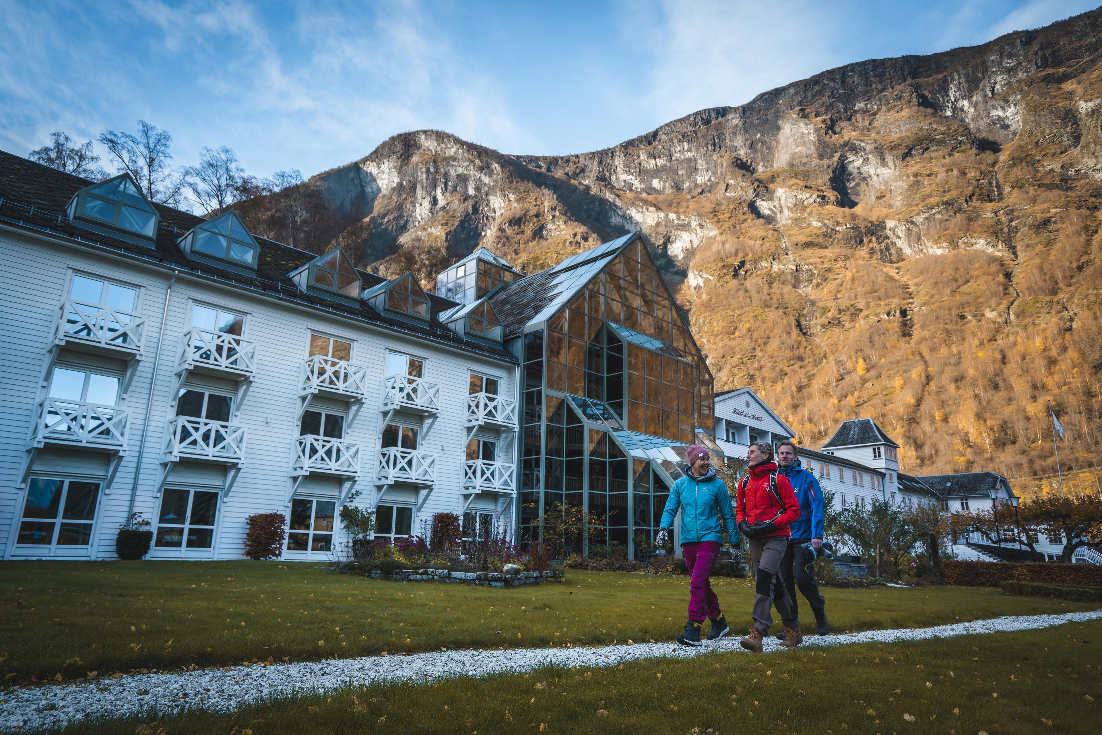 Tre besøkende på Fretheim Hotel