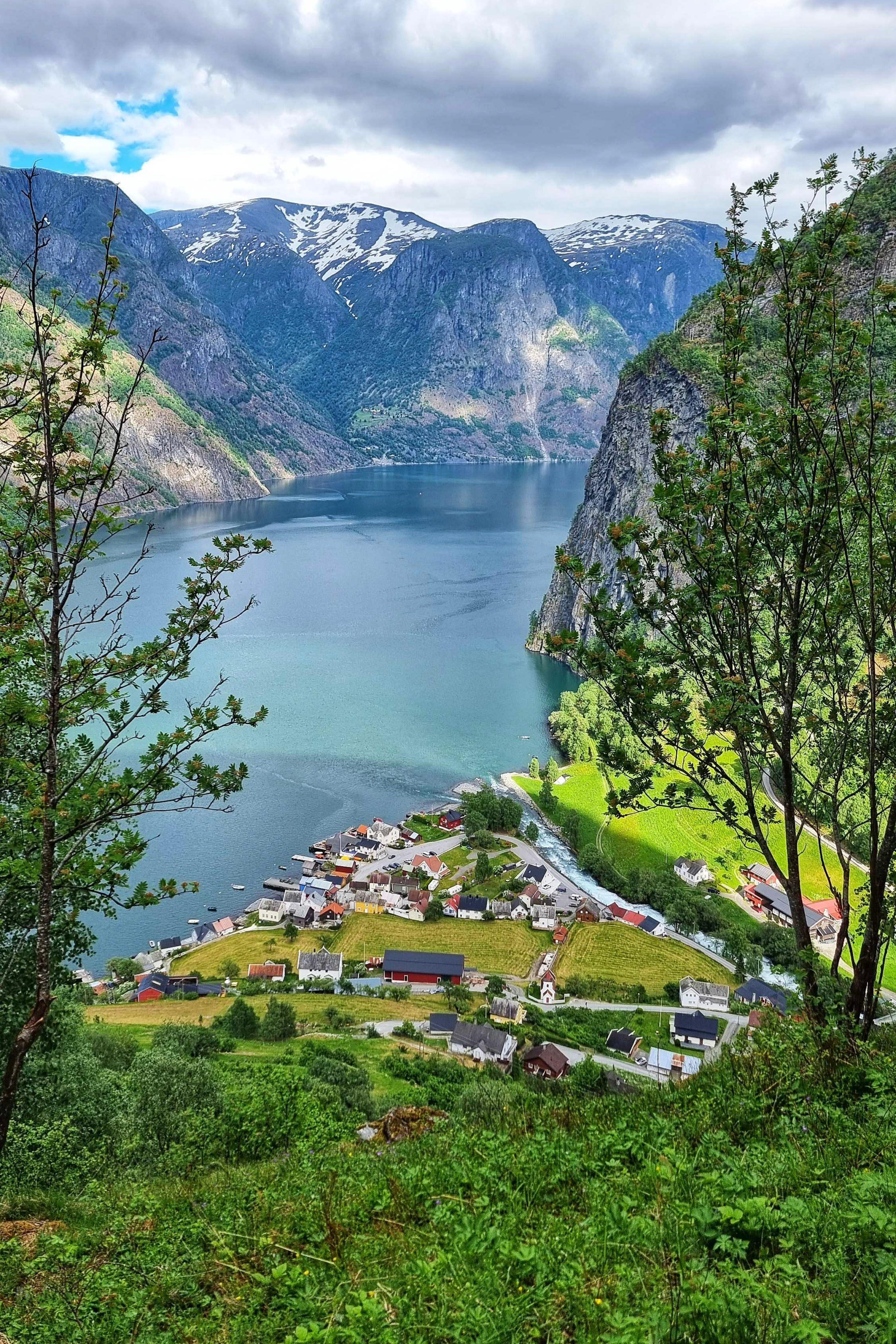 Das Dorf Undredal am Aurlandsfjord, von oben auf dem Weg nach Hovdungo gesehen.