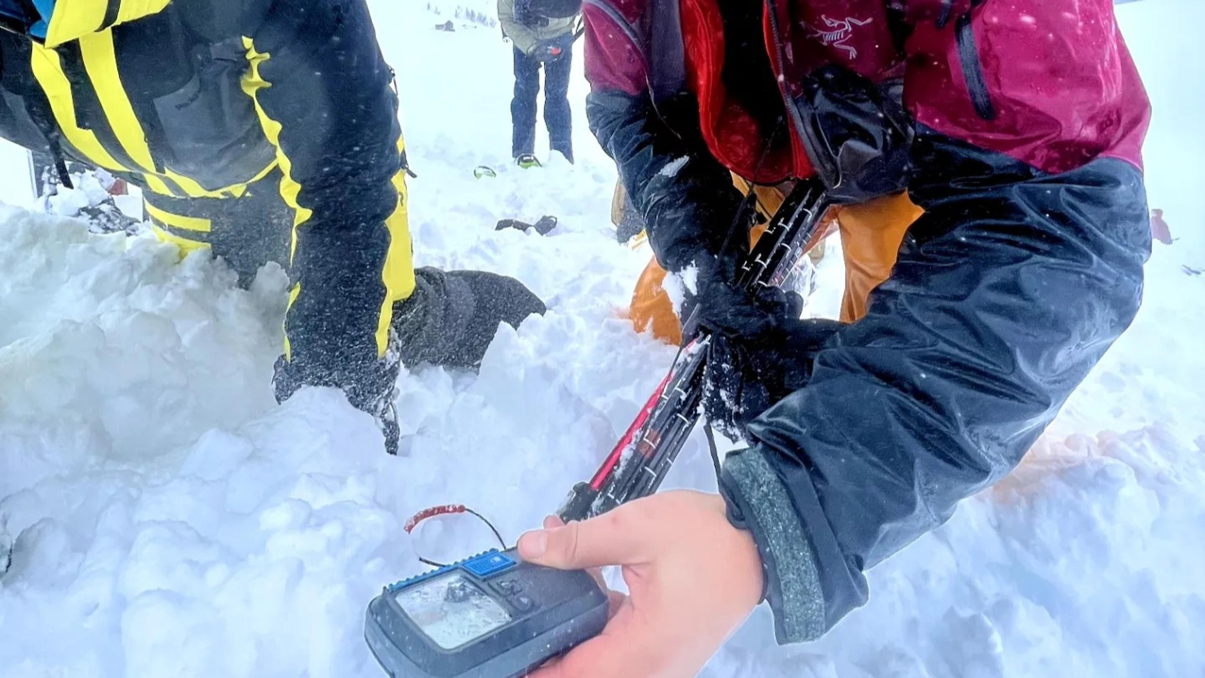 Person med skredsøker i hånda