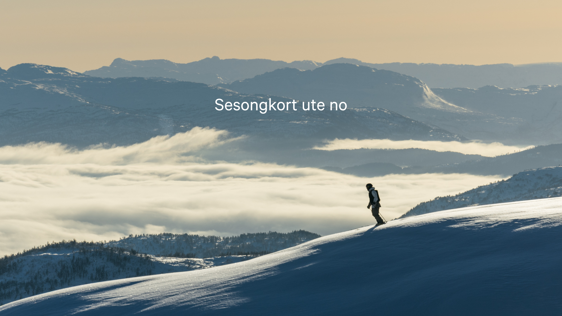 Bilde av en person på ski med utsikt mot daler og fjell i gyllent lys. Tekst på bildet: Sesongkort ute no. 