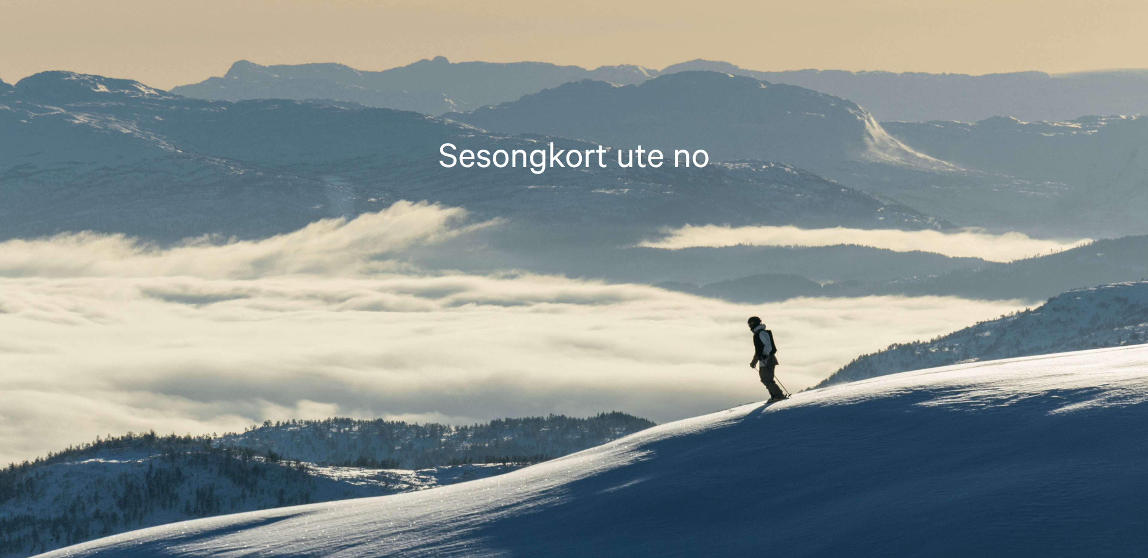 Bilde av en person på ski med utsikt mot daler og fjell i gyllent lys. Tekst på bildet: Sesongkort ute no.