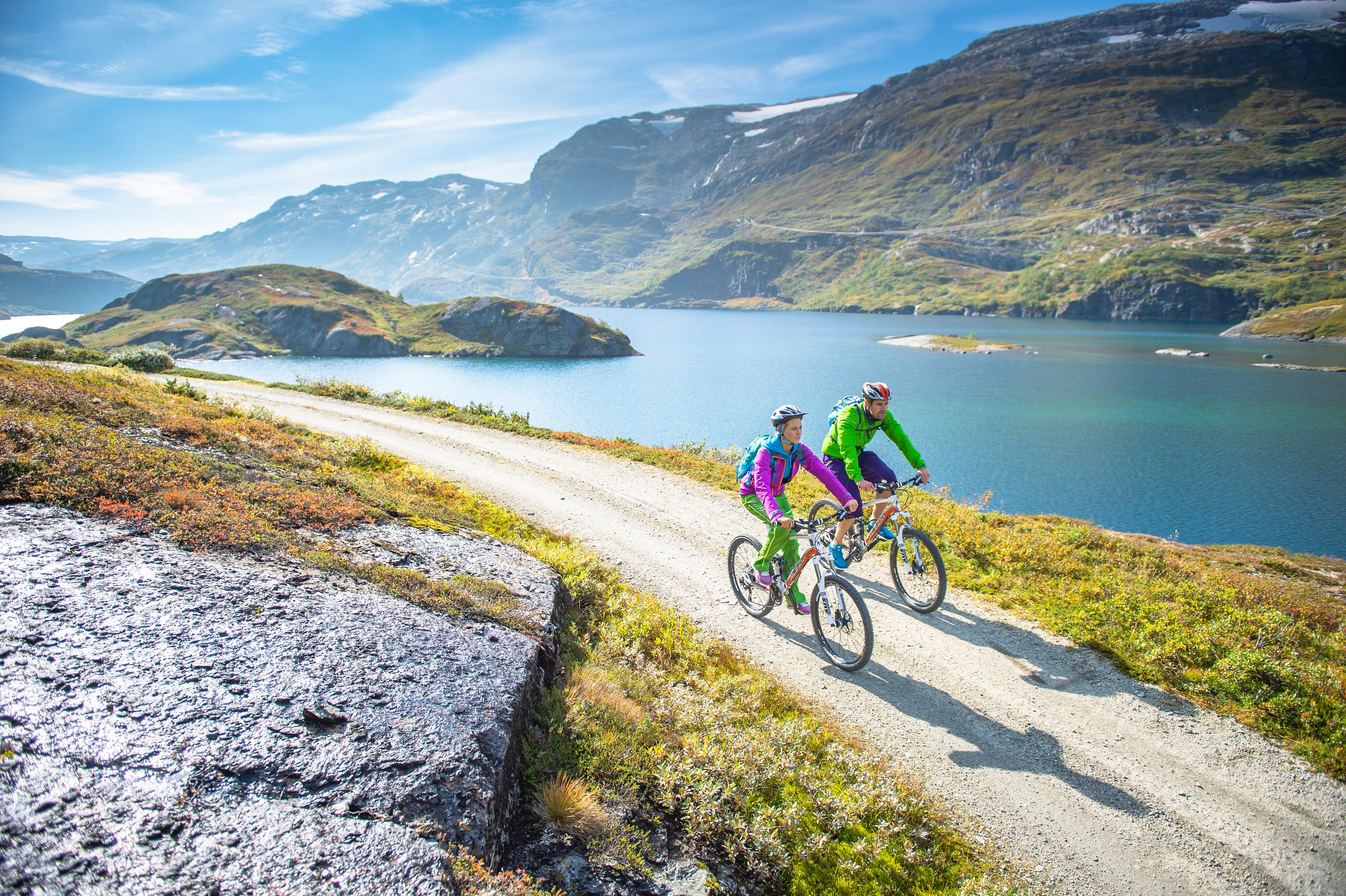 Et par sykler på Rallarvegen gjennom et vakkert naturlandskap.