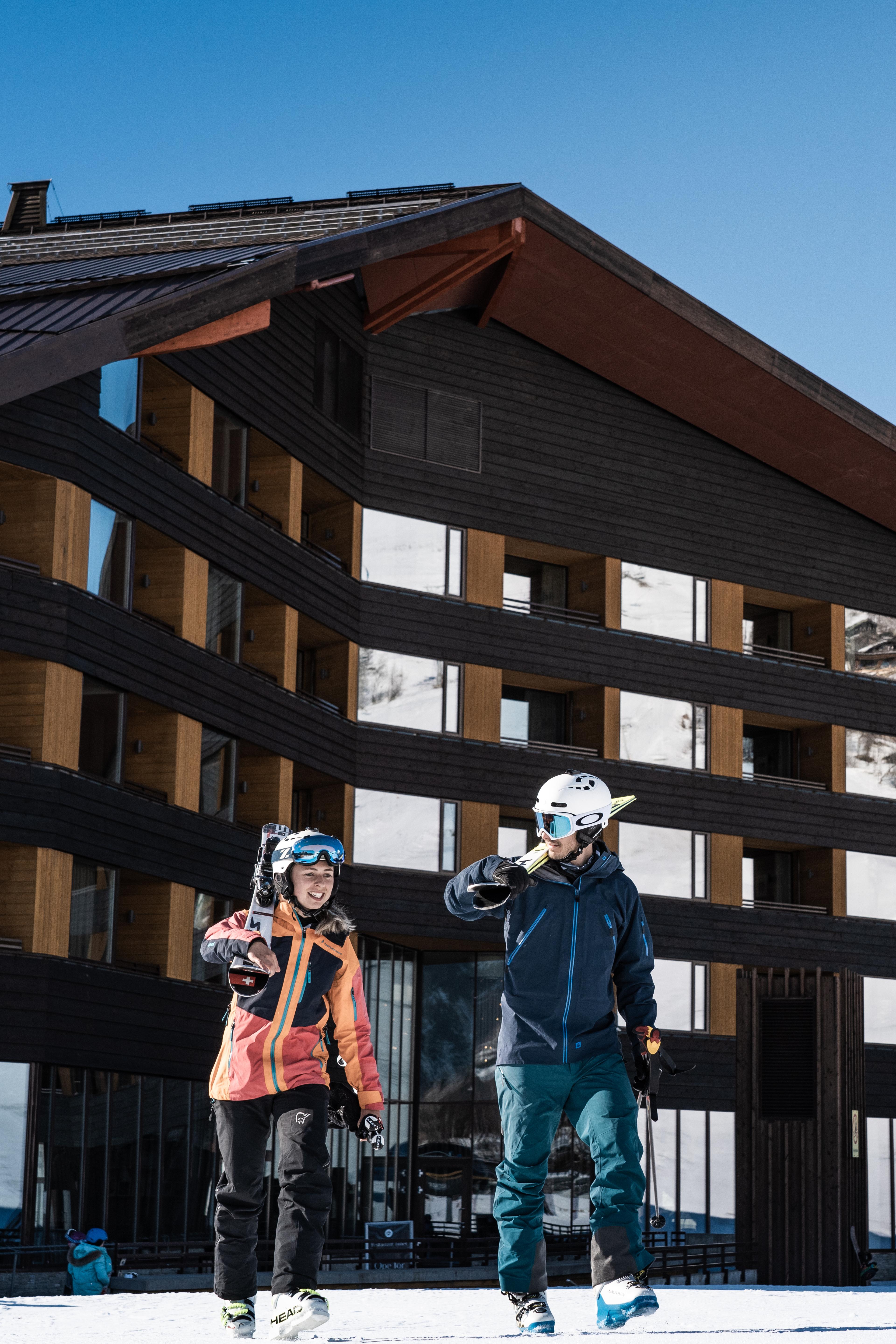 Et par går rett fra hotellet til skibakken for å stå på slalåm.