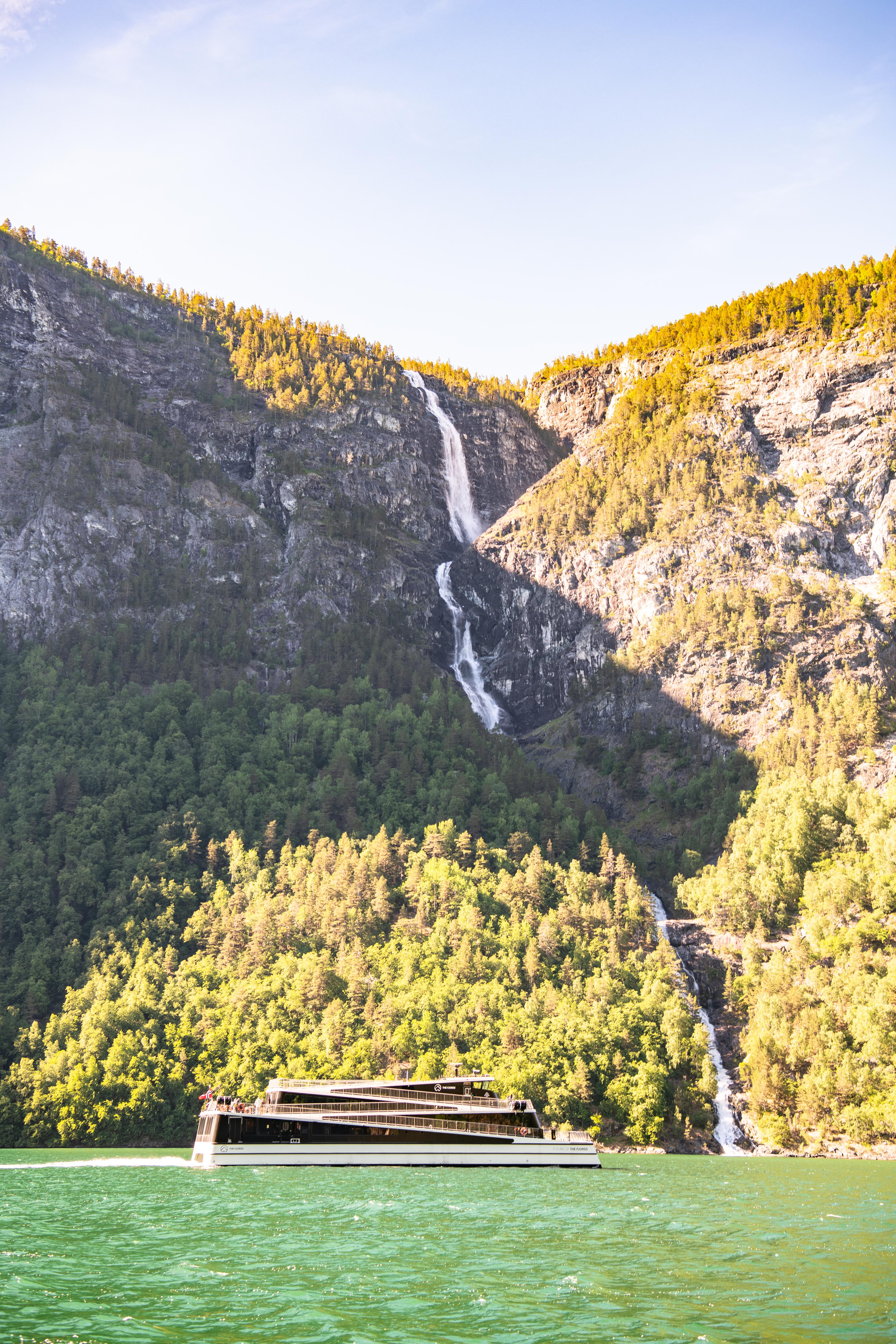 Wasserfall-Fjord-Kreuzfahrt Nærøyfjord