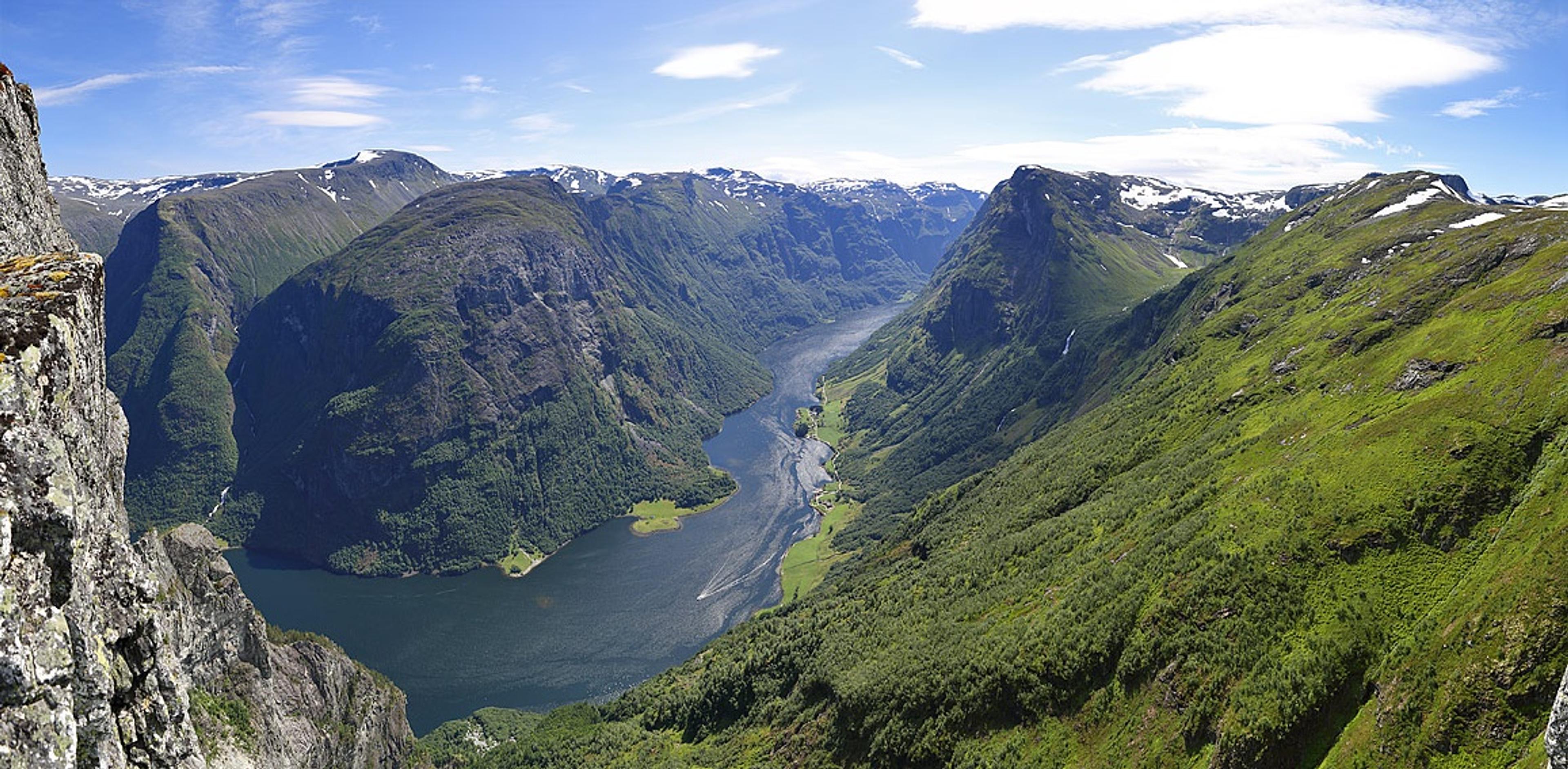 Utsikt over Nærøyfjorden frå Breiskrednosi.