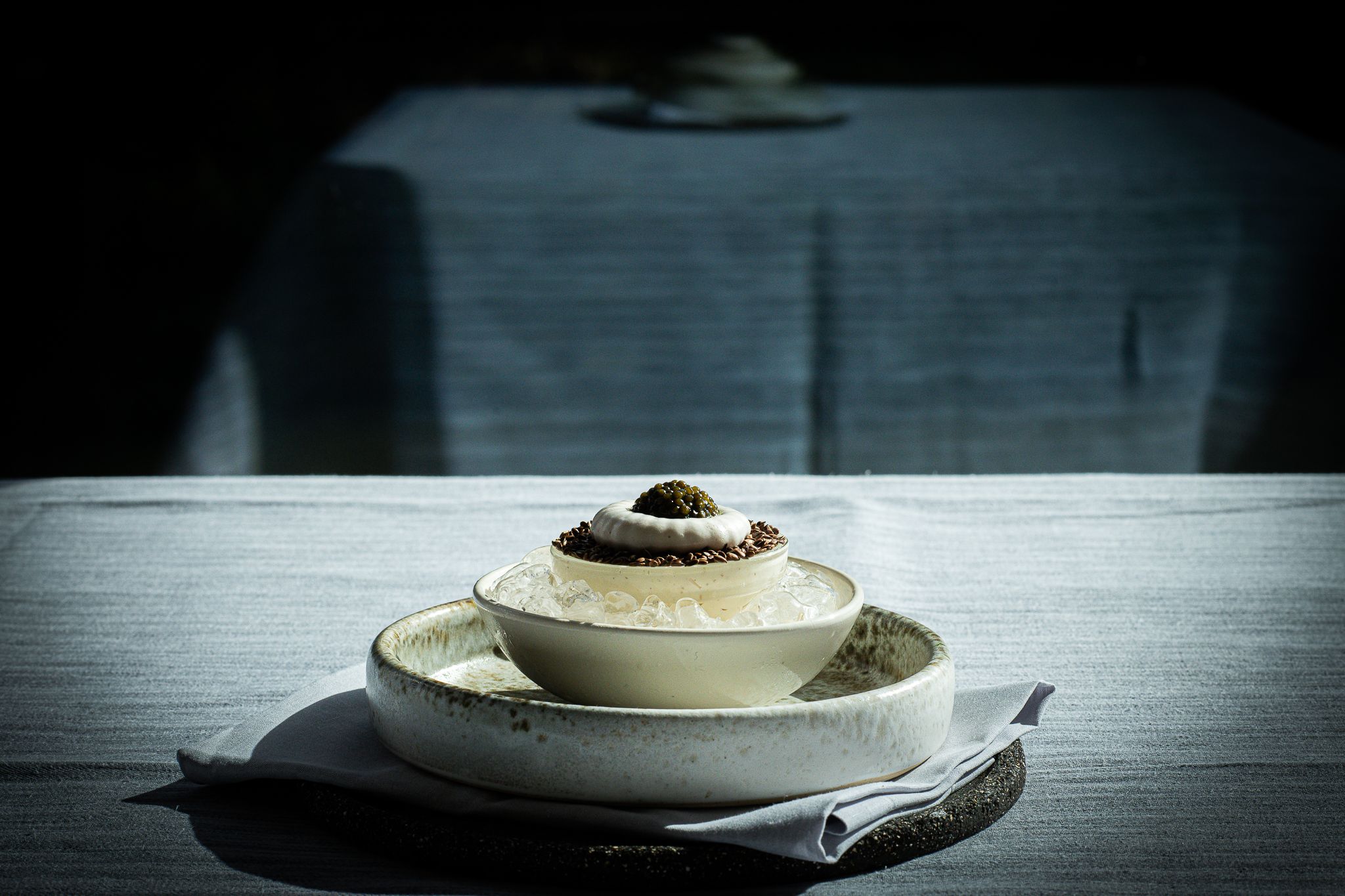 Bilde av en eksklusiv matrett på et bord, sett fra sida. 