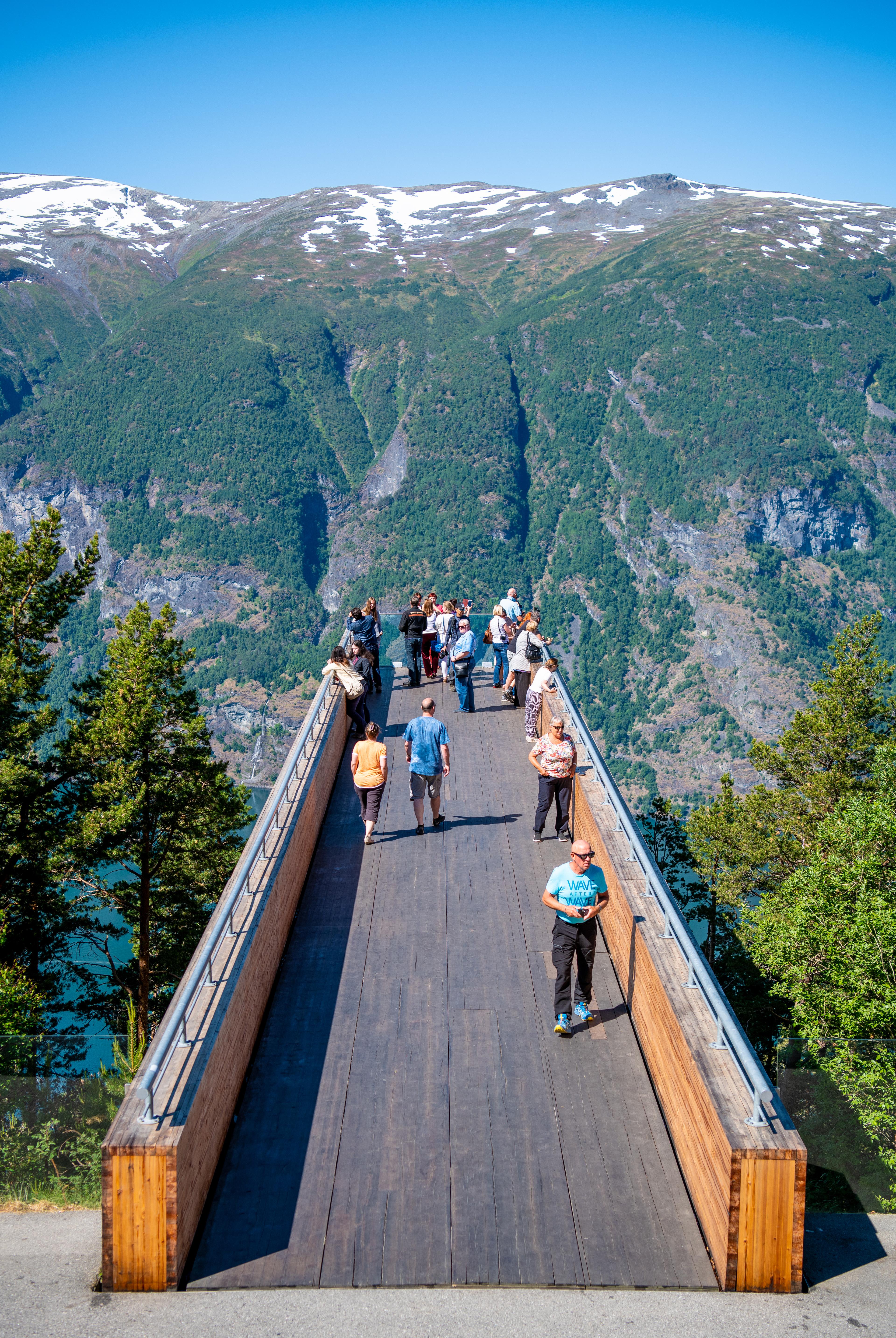 Stegastein med turister om sommeren