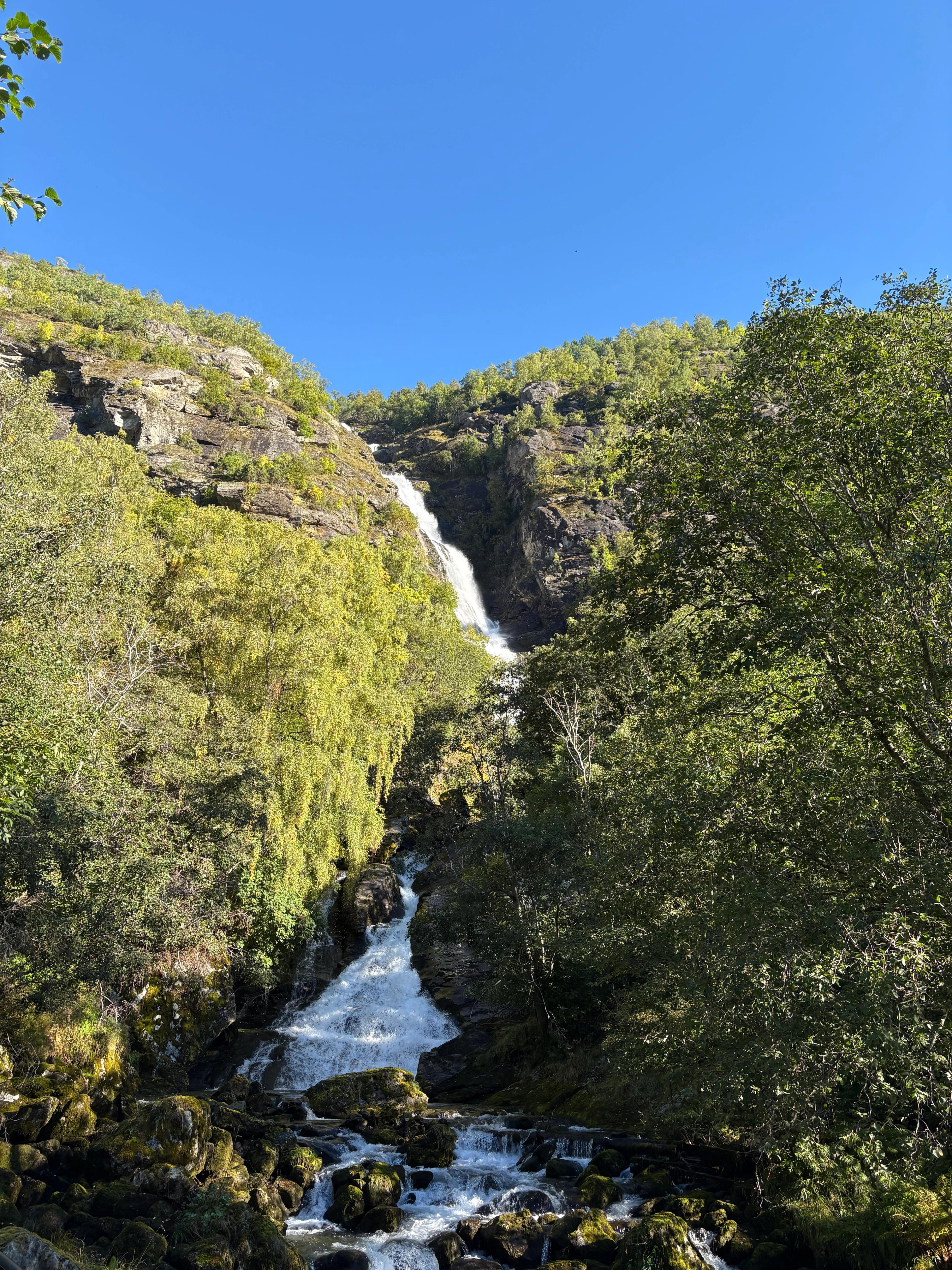 La spectaculaire cascade de Turlifossen à Aurland.