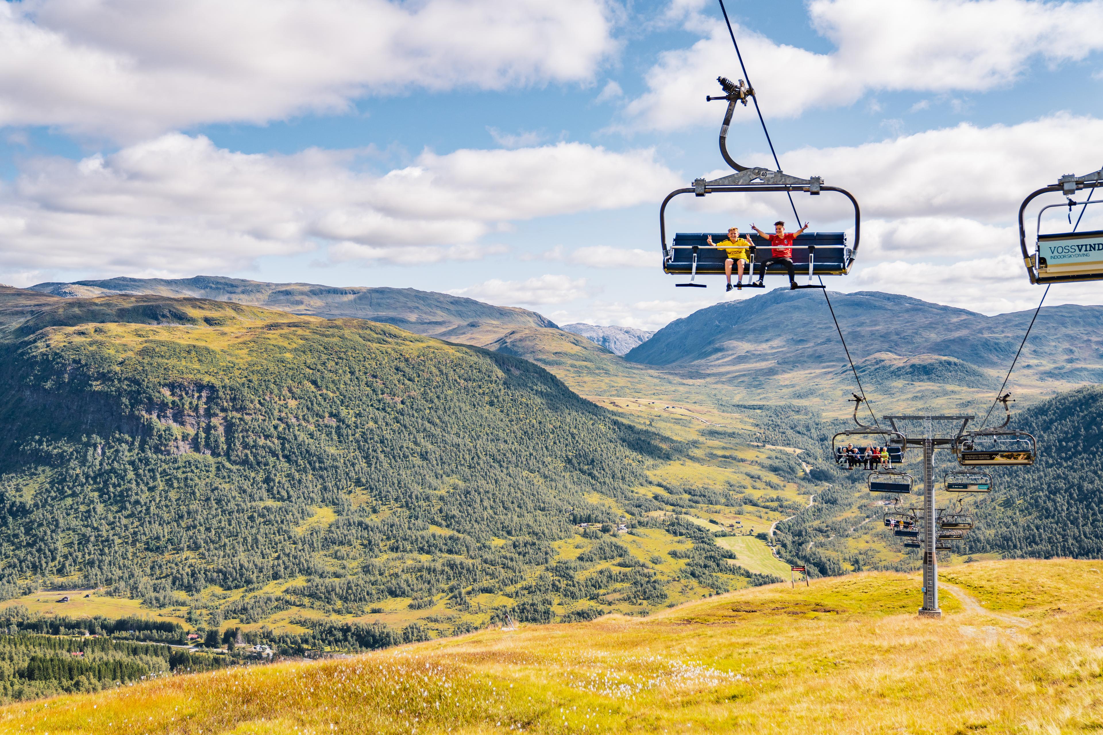 Luftig utsikt fra stolheisen, som tar turgåere høyt opp på fjellet også sommerstid.