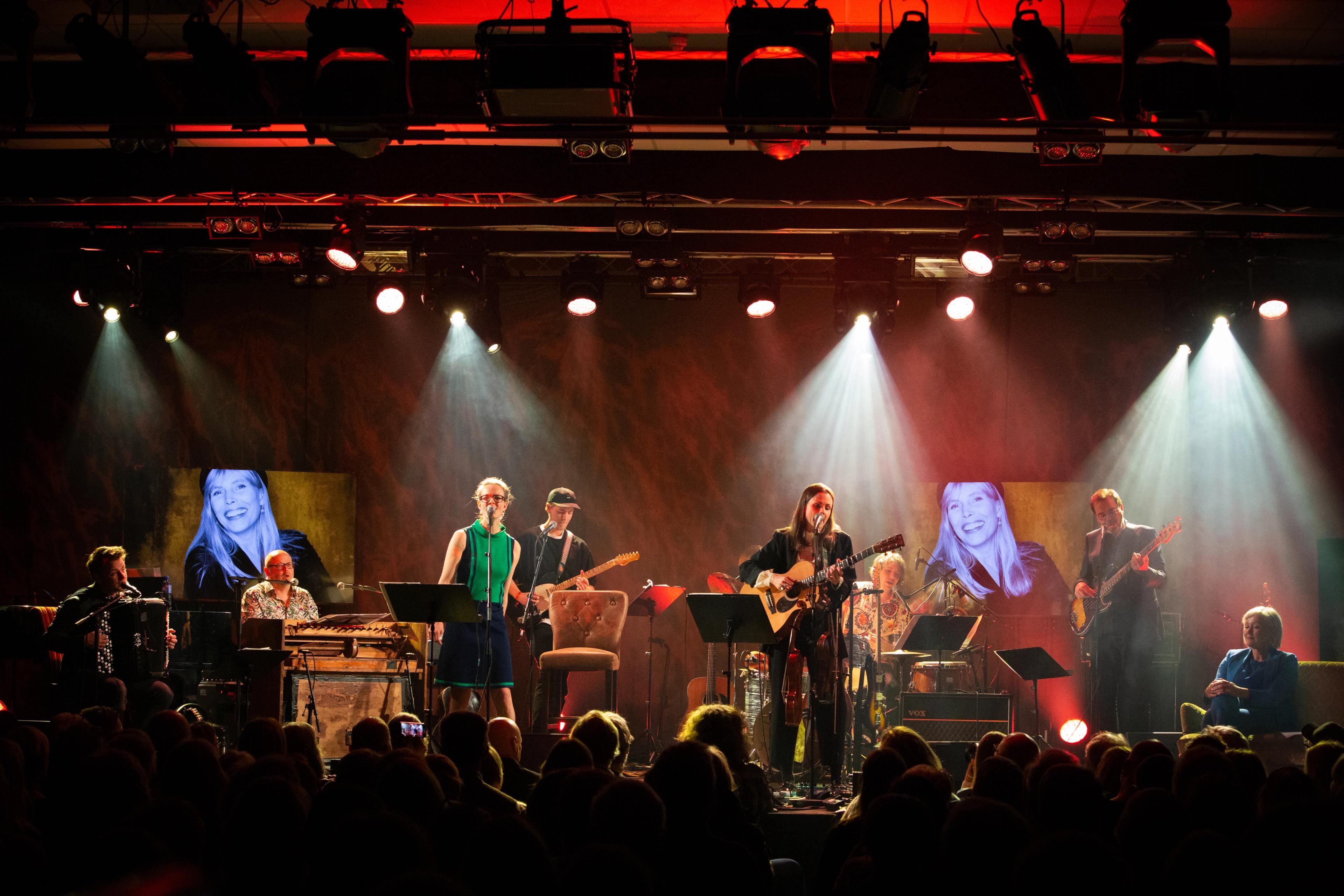 Pressefoto av Heim med Joni på scenen