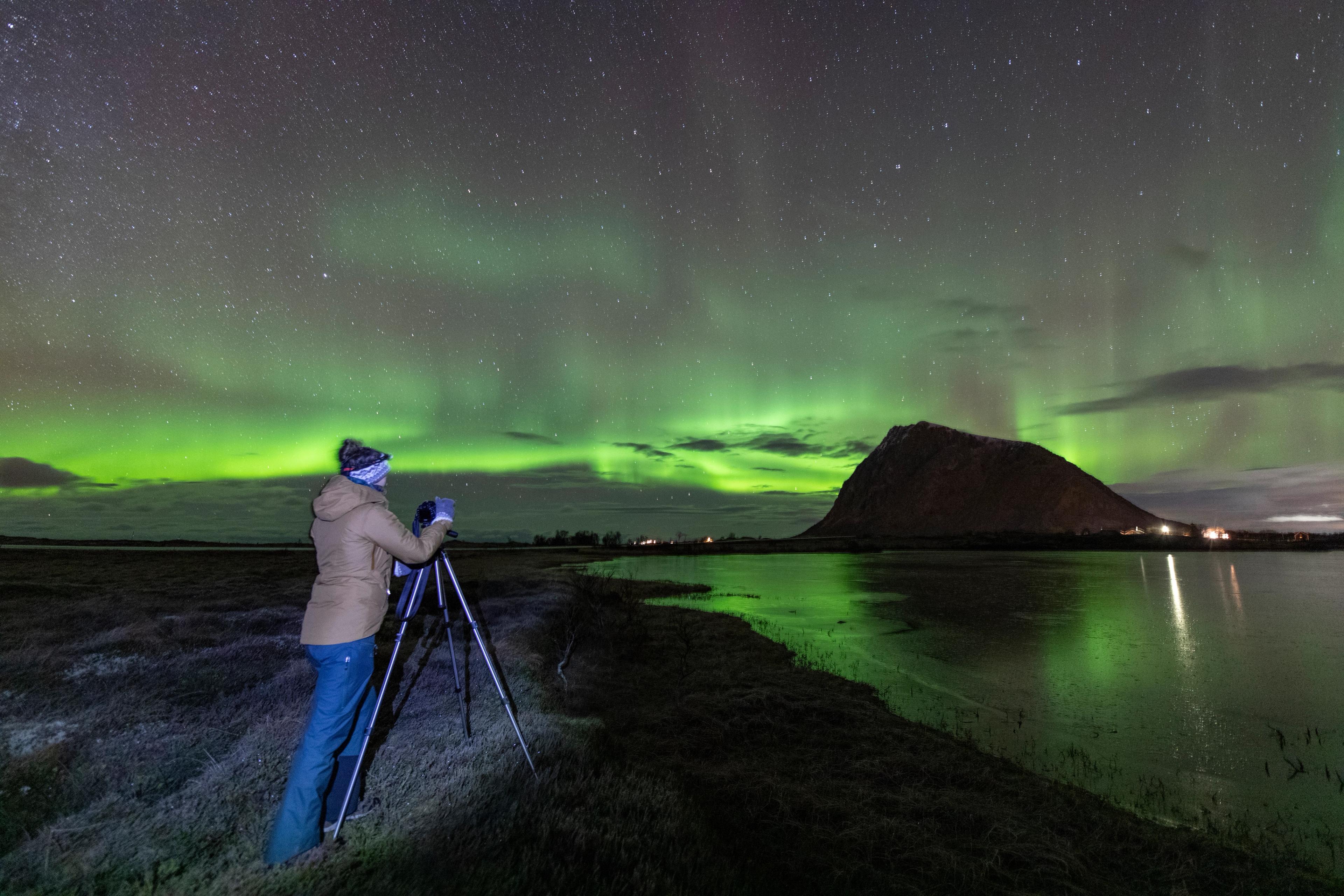 Eine Touristengruppe beobachtet die Nordlichter
