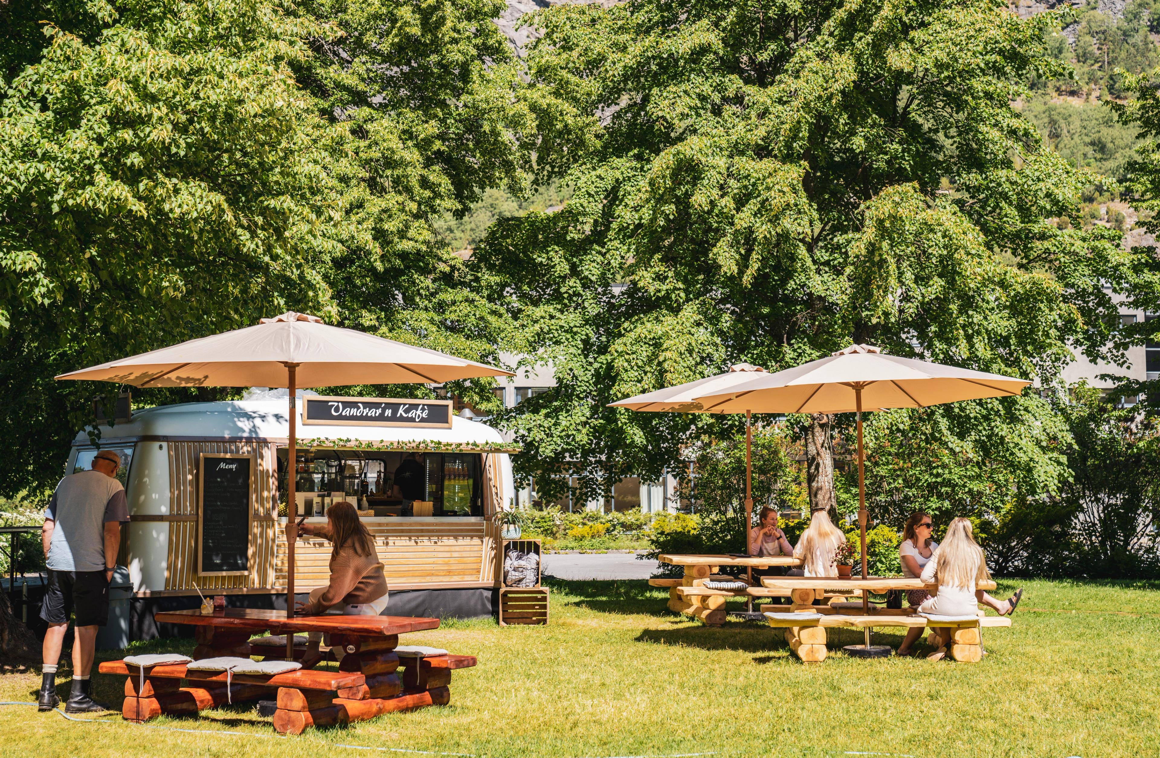 Food truck i Rådhusparken en nydelig sommerdag på Lærdalsøyri