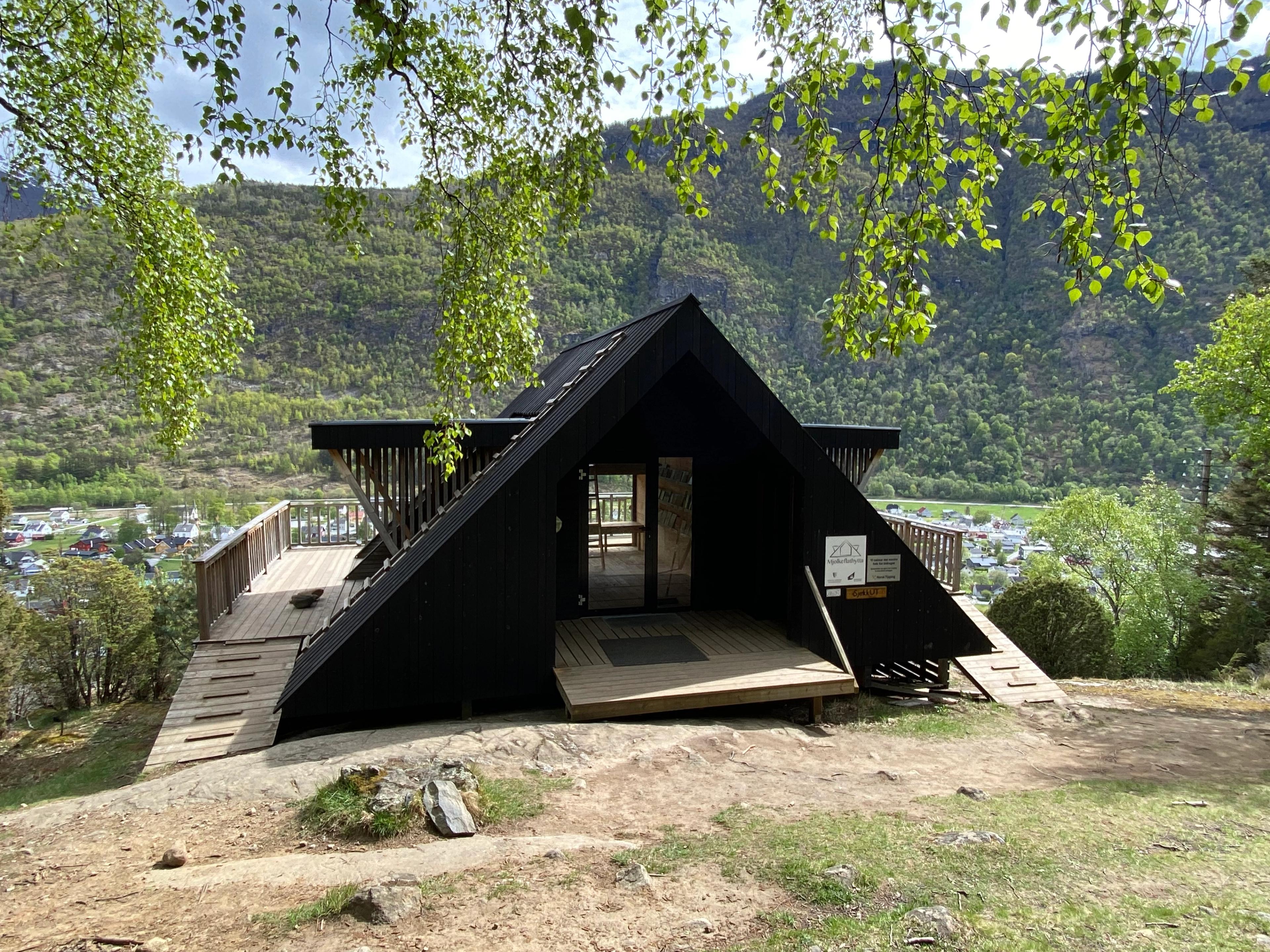 Dagsturhytta at Mjålkeflaten with view of Lærdalsøyri