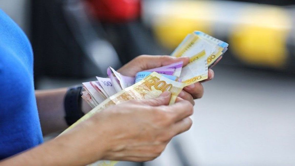 Peso settles at P56.37 to $1, its lowest since 2004