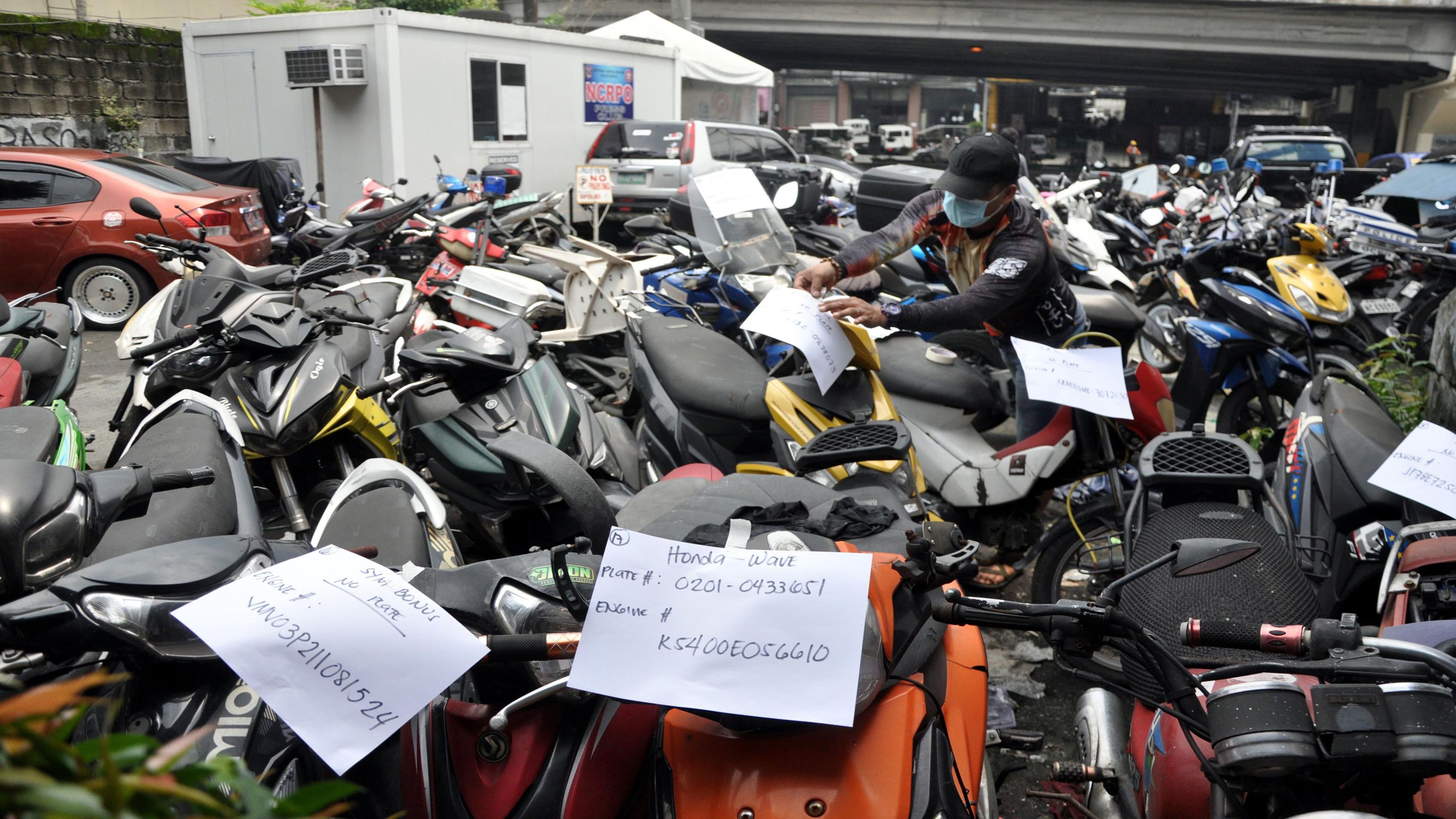 MOTORCYCLES USED BY CRIMINALS CROWD PARKING LOT photo by Danny Querubin