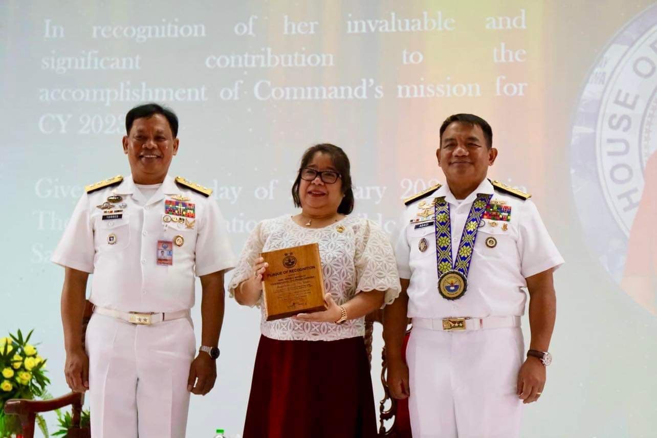 Maniquiz receives Stakeholder Award  from the maritime training center in Zambales