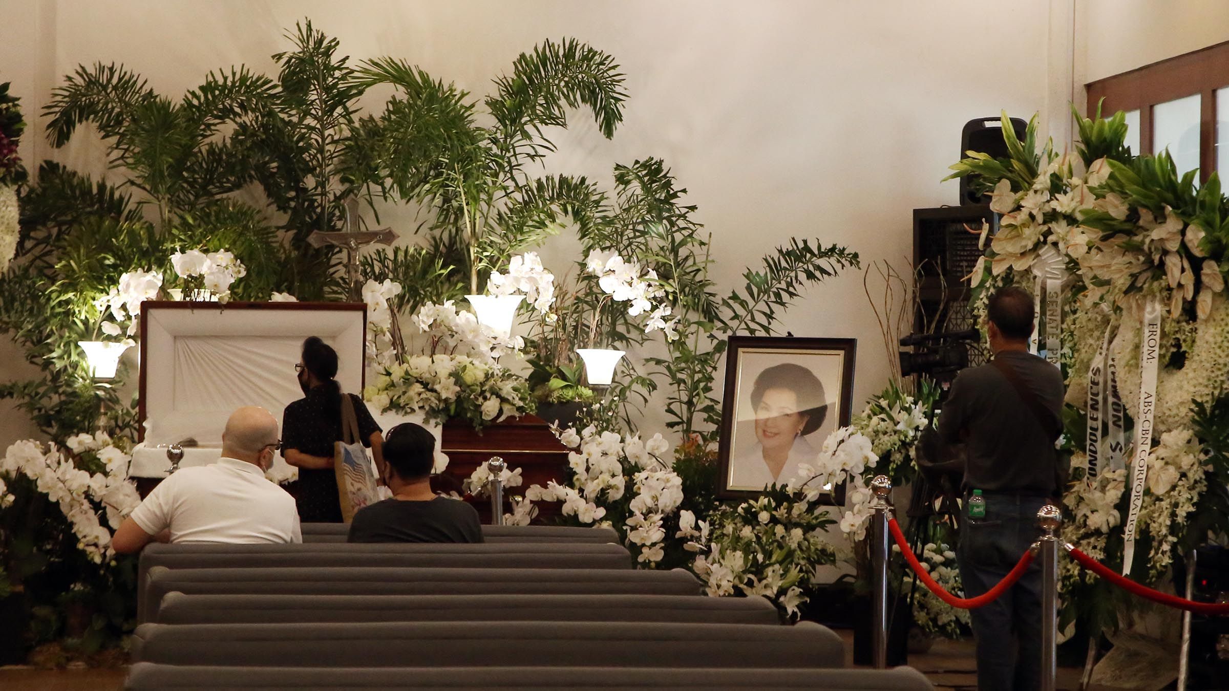 1ST DAY OF WAKE OF SUSAN ROCES photo Mike Taboy