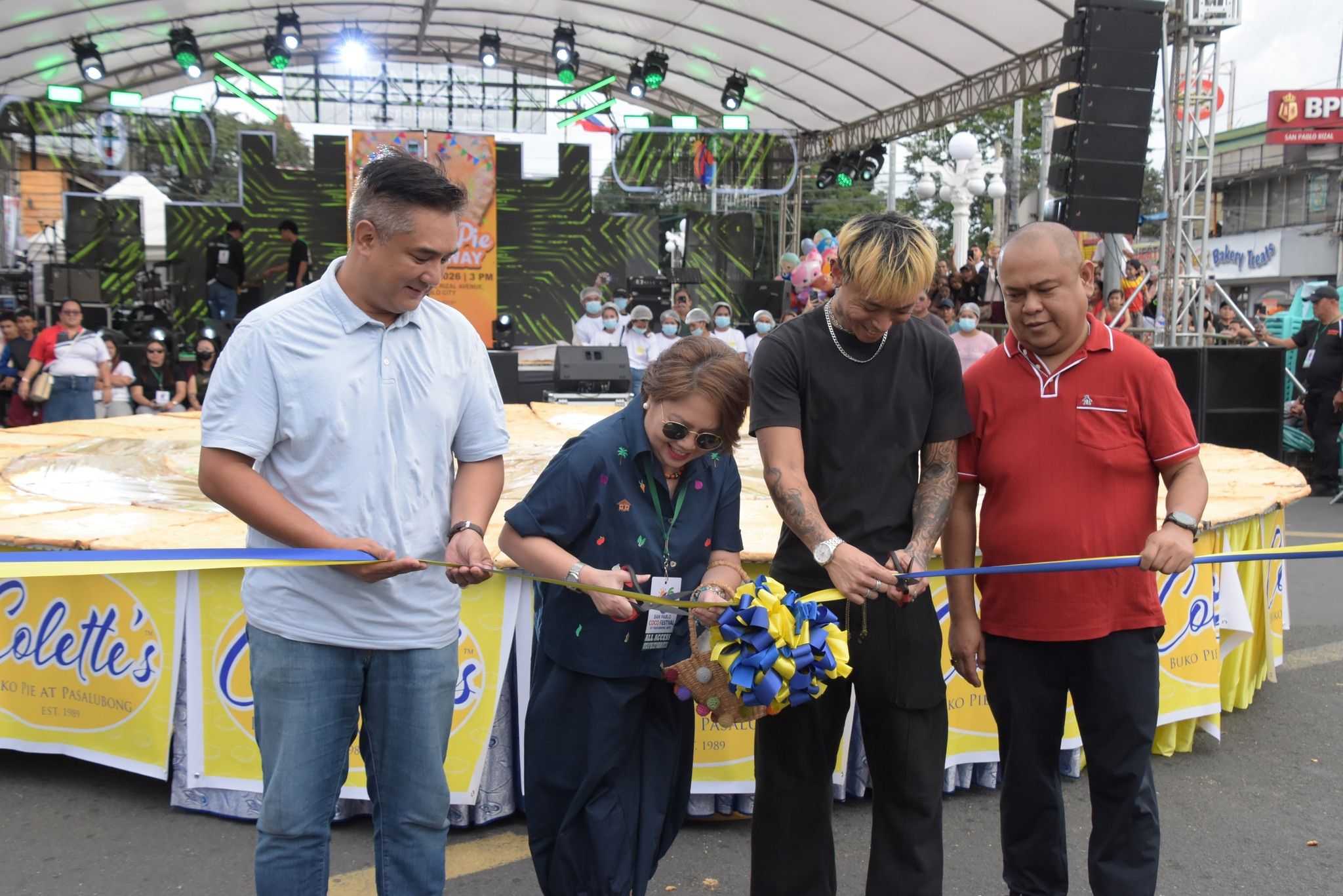 GIANT BUKO PIE, FEAST FOR THE EYES AND STOMACH.
