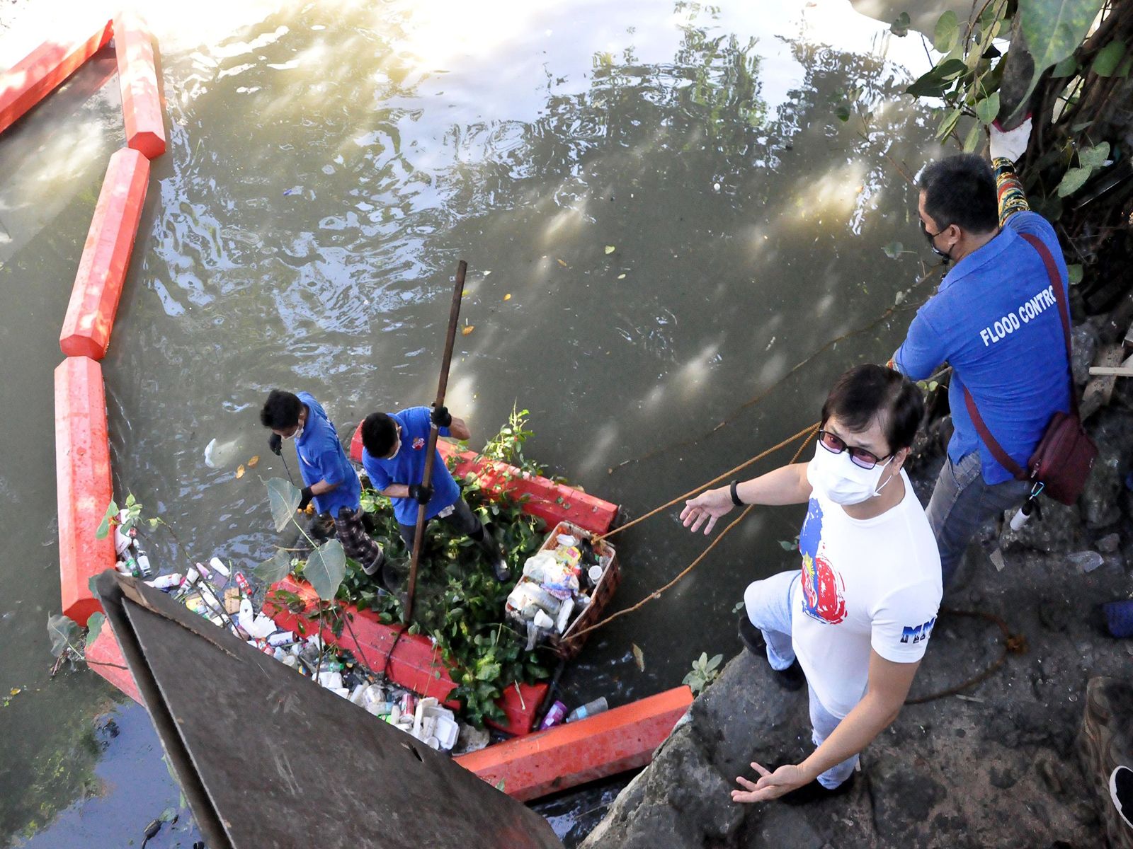 FLOOD MANAGEMENT MEASURE. Chairman Benhur Abalos inspects newly installed trash traps at Lagarian Creek in E Rodriguez, Quezon City on Wednesday, 3 November 2021. The trash traps were designed to help mitigate damage to the pumping stations caused by huge garbage brought by floods during heavy rains.(DANNY QUERUBIN)