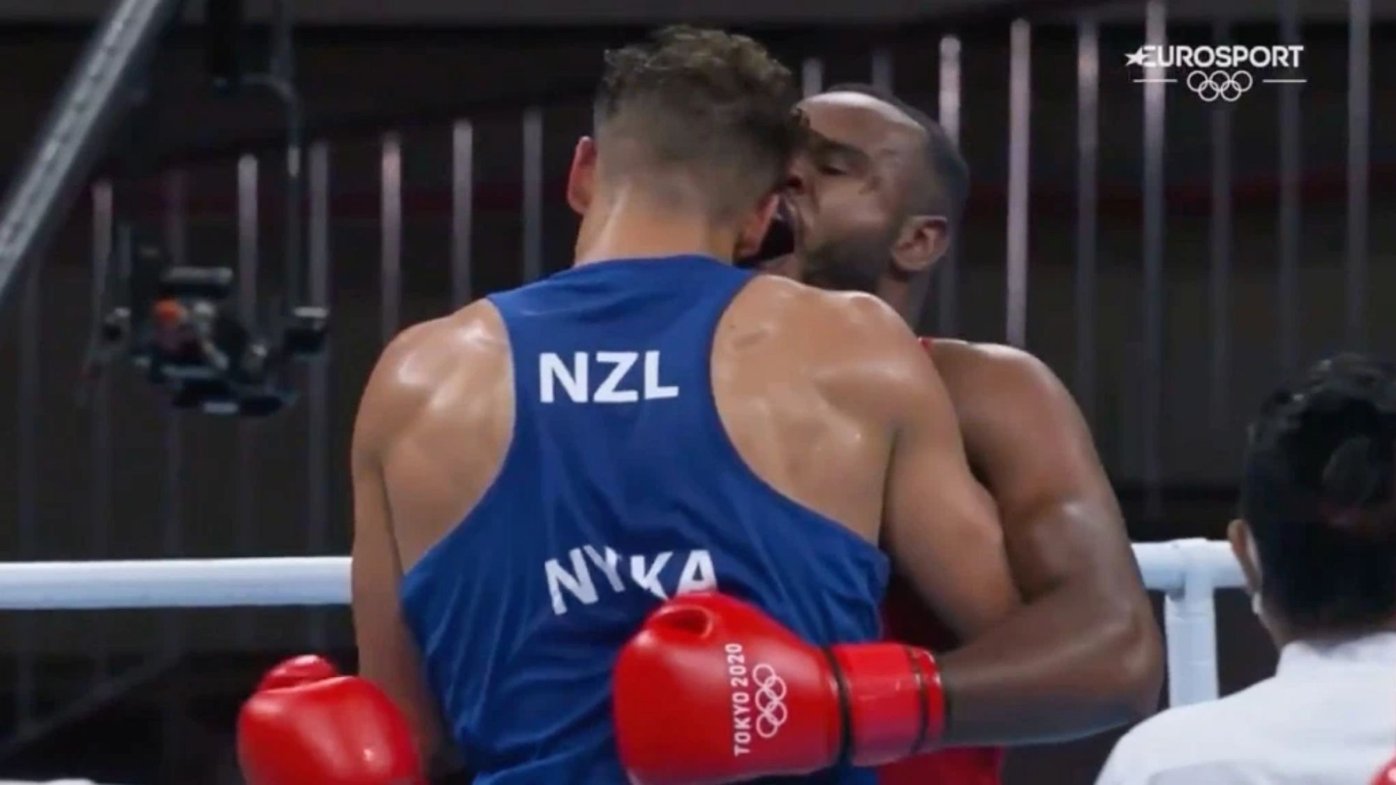 Suntukan o kagatan Boxer tries to bite off opponent's ear during Olympics bout photo from Uproxx