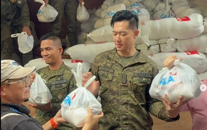 Ronnie Liang distributes relief goods in Montalban, San Mateo