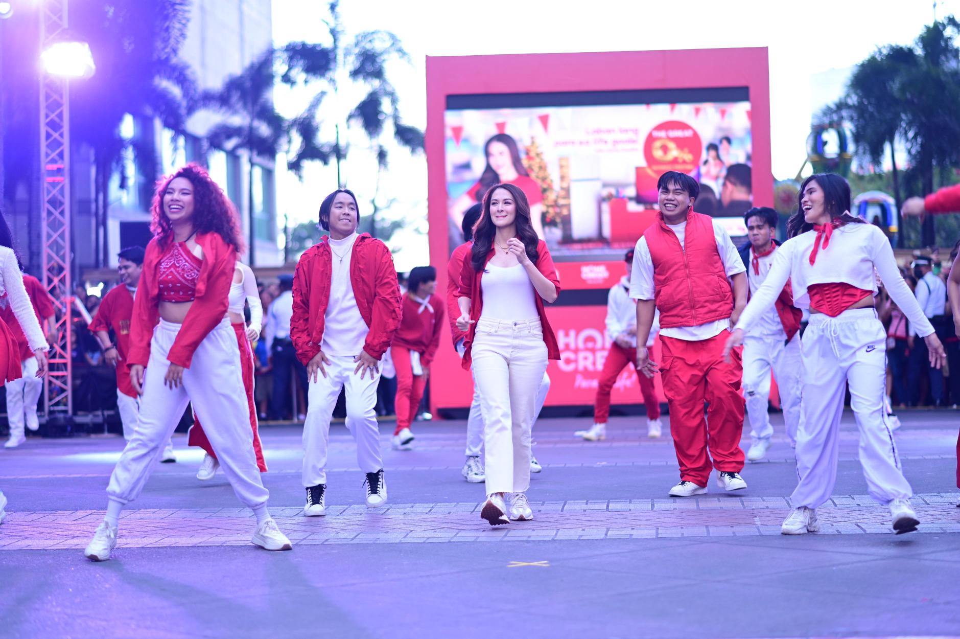 Home Credit Phils. Spreads Holiday Joy with Marian Rivera in Spectacular Flash Mob