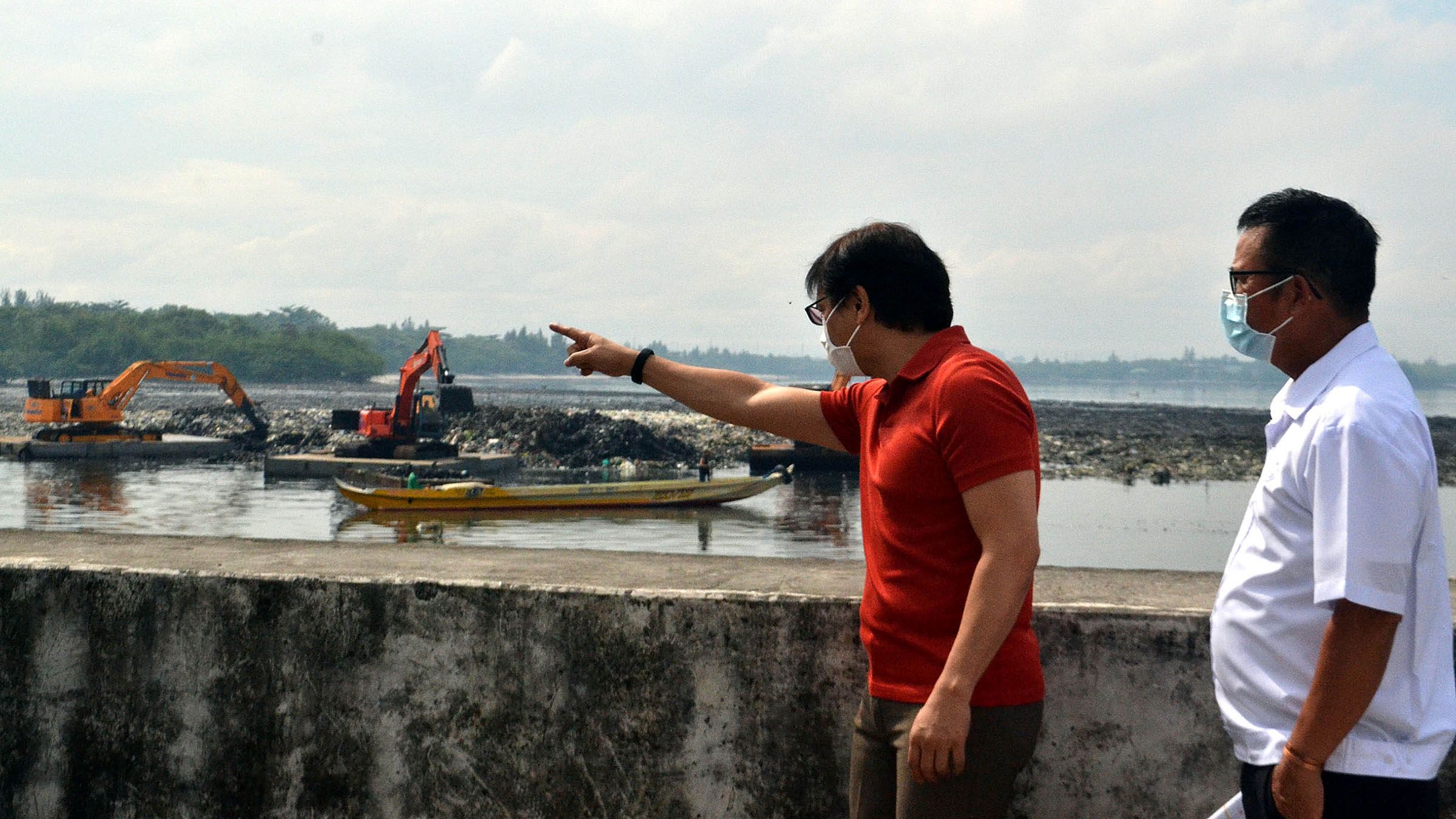 MMDA CHAIRMAN INSPECTS MANILA BAY CLEANUP photo Mike Taboy