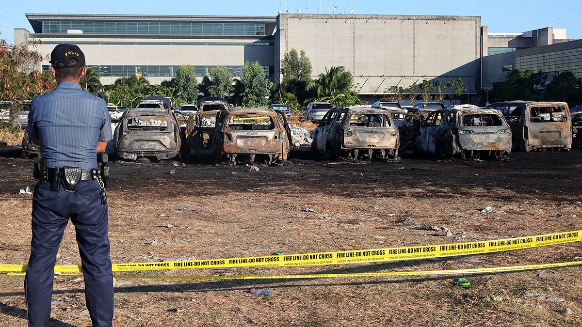 Fire damages cars at NAIA Fire damages cars at NAIA