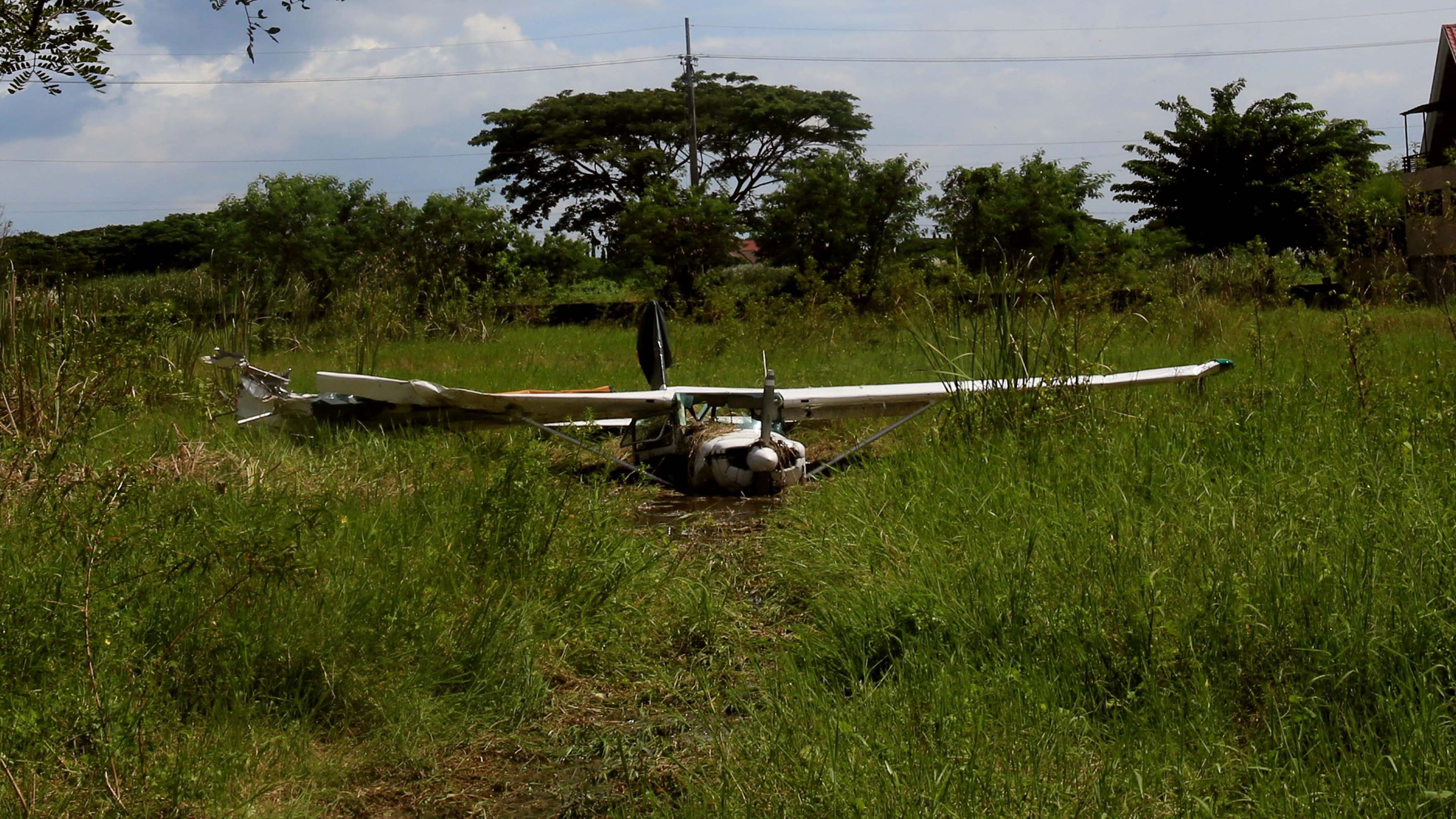 2 HURT IN BULACAN PLANE CRASH photo Danny Querubin