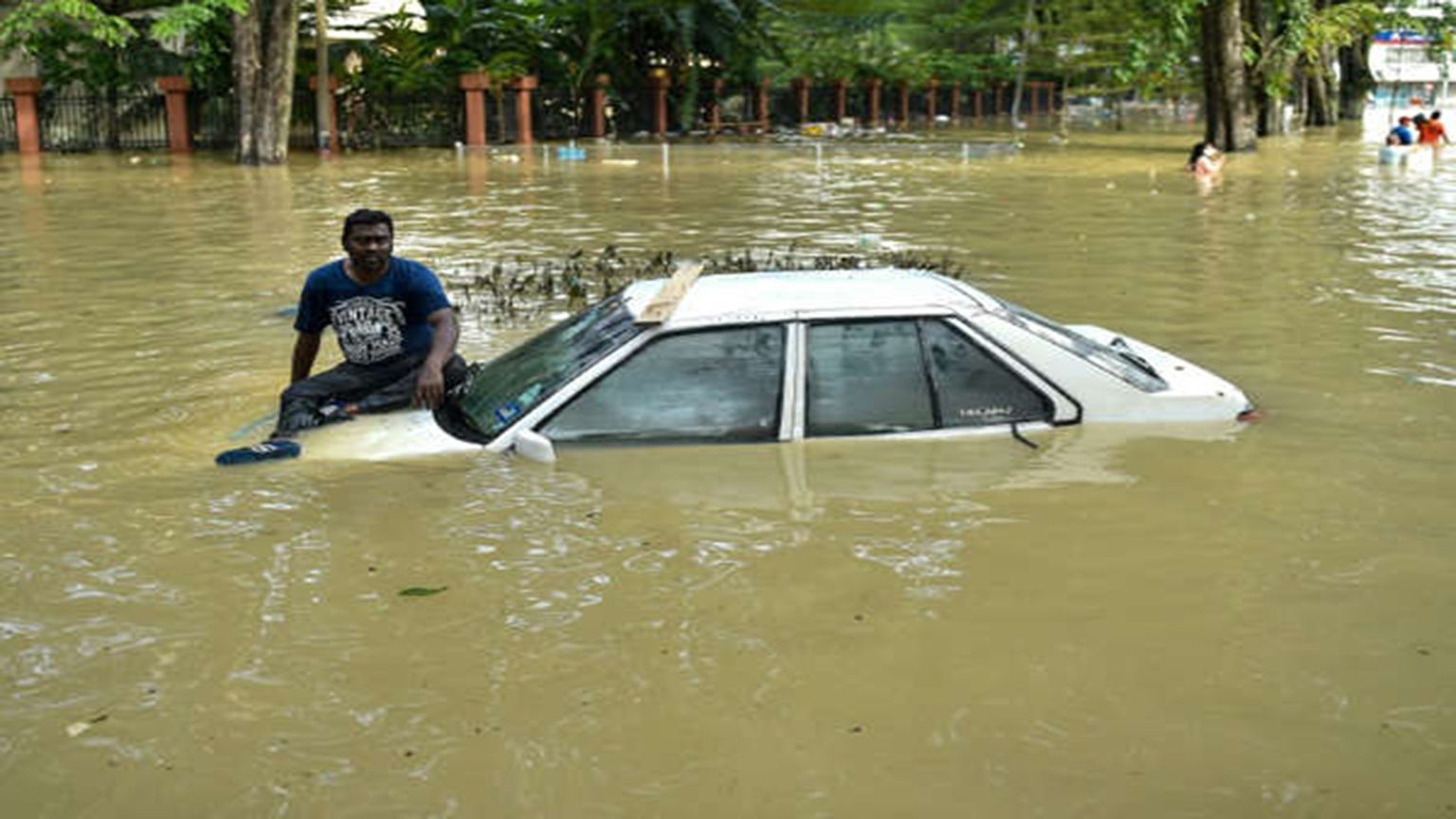 14 dead, 70,000 displaced in worst flooding in Malaysia photo MSN