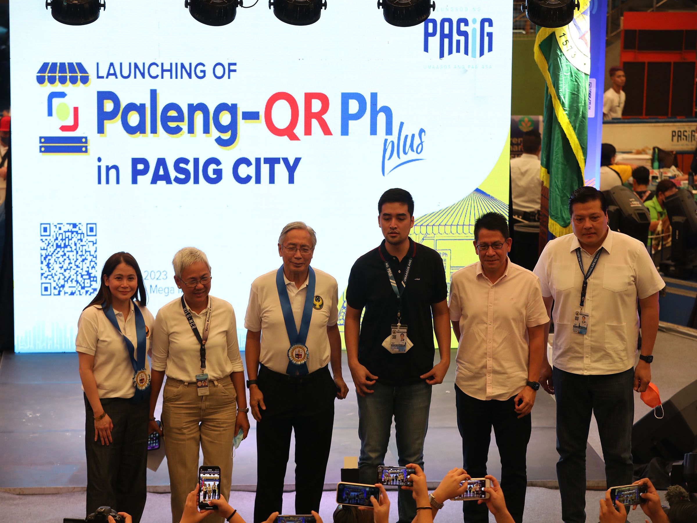 Paleng QR PH Plus program in Pasig City--  The Bangko Sentral ng Pilipinas and the City of Pasig launched the Paleng QR PH program to market vendors in Pasig so they can digitize their transactions. From left are BSP Deputy Director Bernadette Romulo Puyat; Pasig City Director Visitacion Martinez, BSP Governor Dr. Felipe Medalla; Pasig City Mayor Vico Sotto, Pasig Rep. Roman Romulo and Pasig Vice Mayor Robert Vincent Jude "Dodot" Bautista Jaworski Jr. P held at thePasig Public Market today. The BSP will continue to support the local government units in the implementation of the Paleng-QR PH Plus program to boost the growth of the digital ecosystem and transaction account ownership in the country. DANNY QUERUBIN 