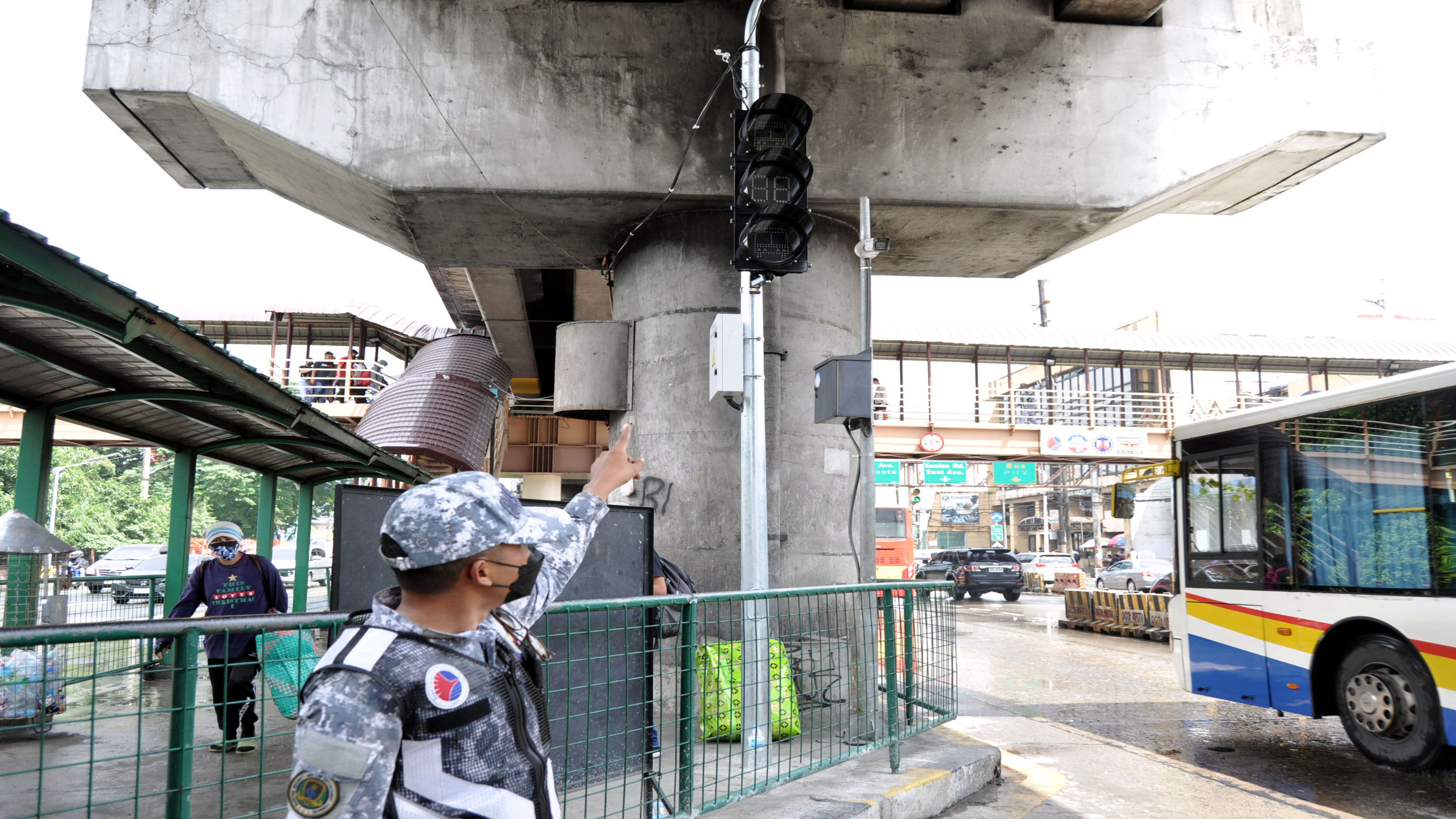 TRAFFIC LIGHTS FOR EDSA BUSWAY Danny Querubin