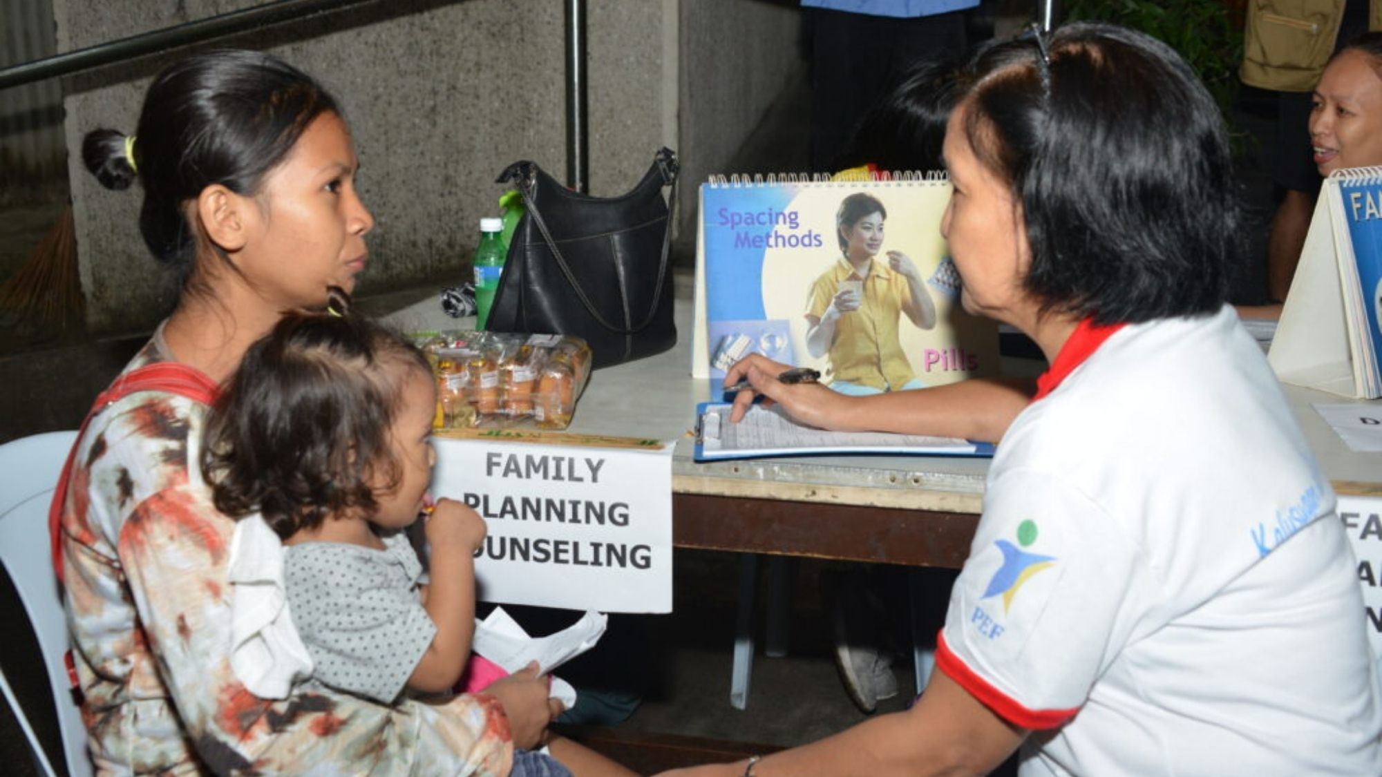 Modern families; 8-M Pinoys use modern birth control methods in 2020 photo from Commission on Population and development