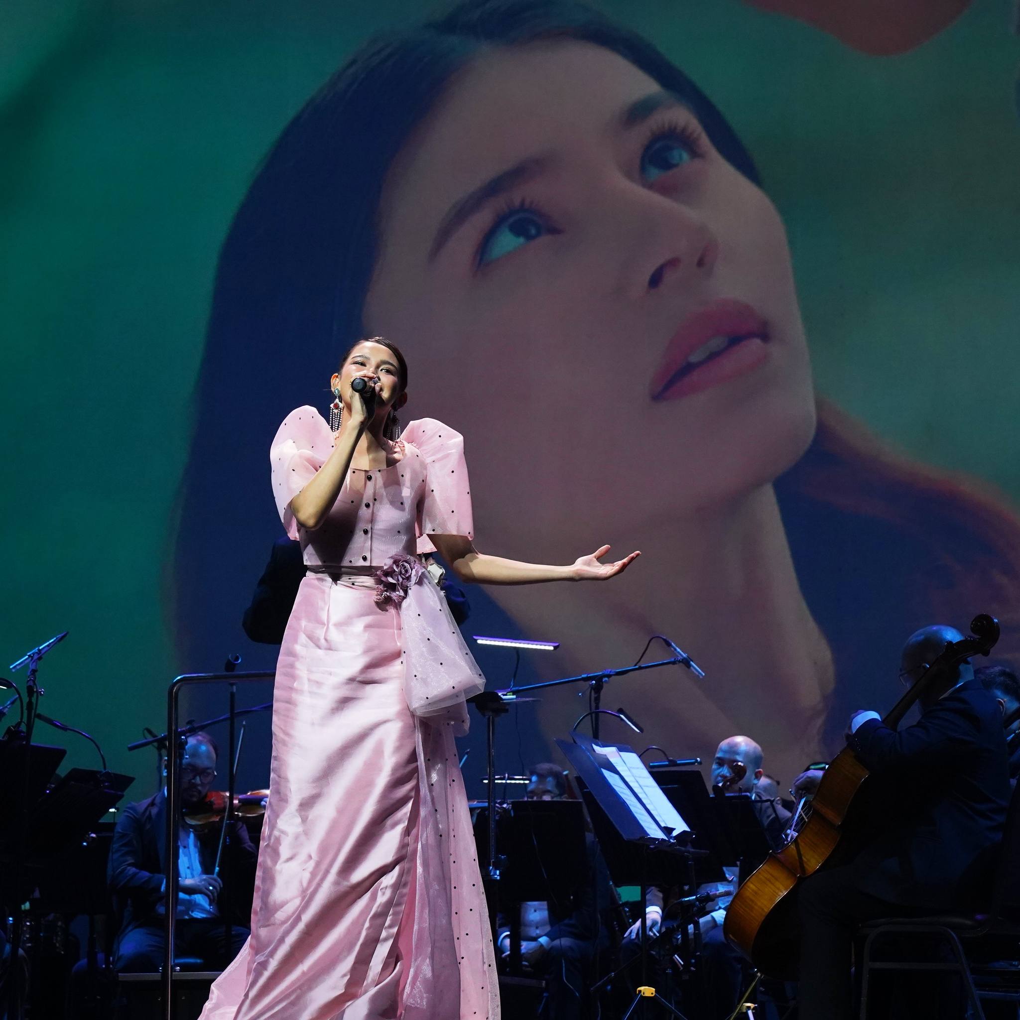 Binan City Pride Zephanie Dimaranan performs with Korea's Gaho in one stage