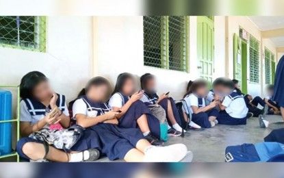 DepEd Studies Cellphone Ban During School Breaks