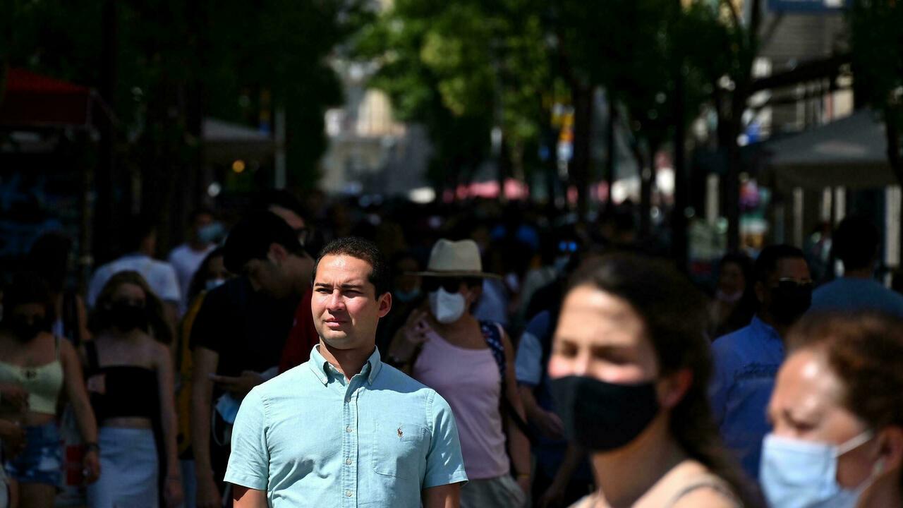 Spaniards keep their masks firmly on as cases soar photo by France24