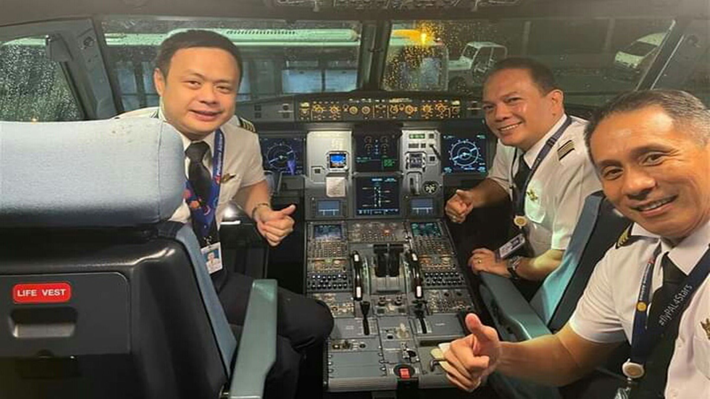 PAL prexy pilots presidential flight