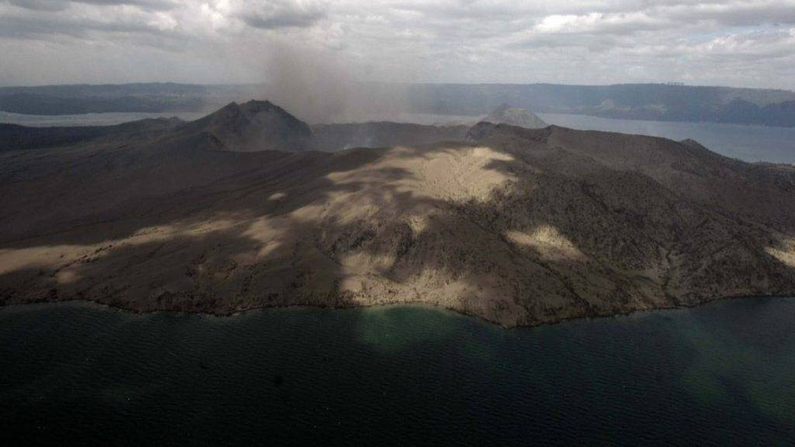 Looming danger Taal Volcano emits plumes 3,000 meters high photo Manila Bulletin