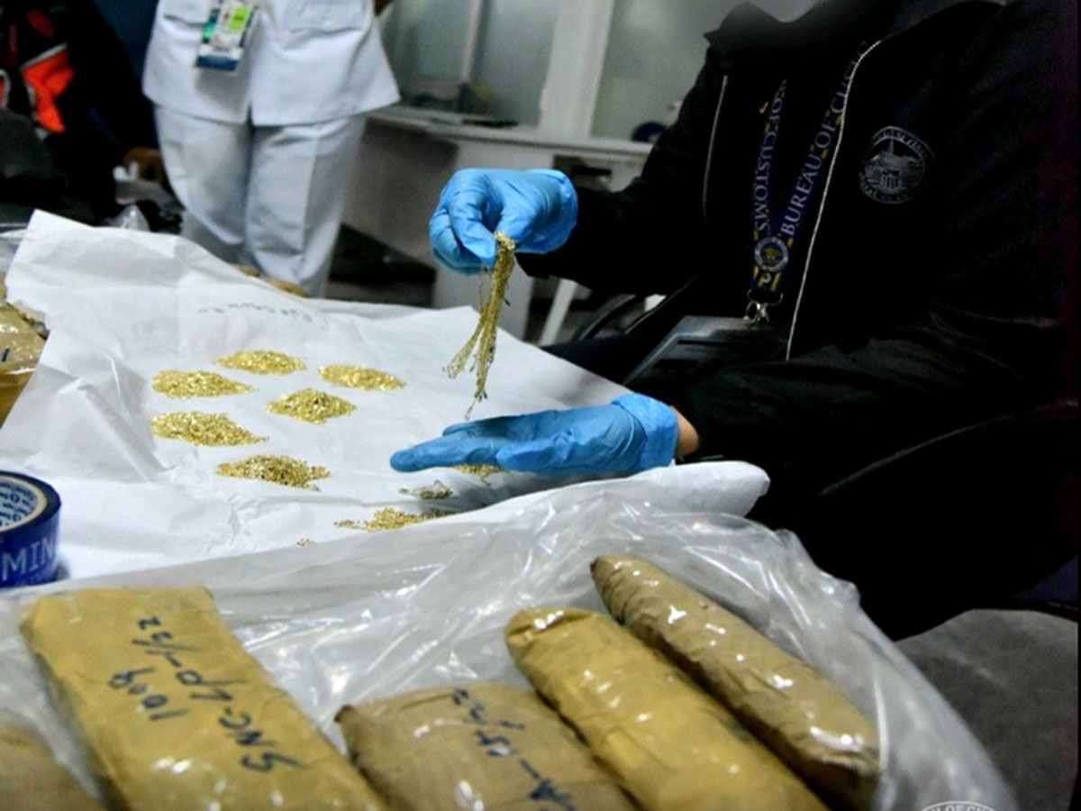 A Customs examiner inspects the jewelry found inside a Philippine Airlines plane lavatory (BoC-NAIA photo)