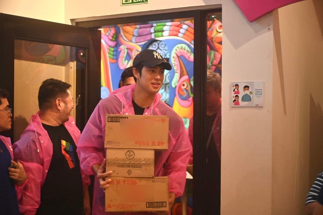 Donny Pangilinan delivers relief goods to Angat Buhay