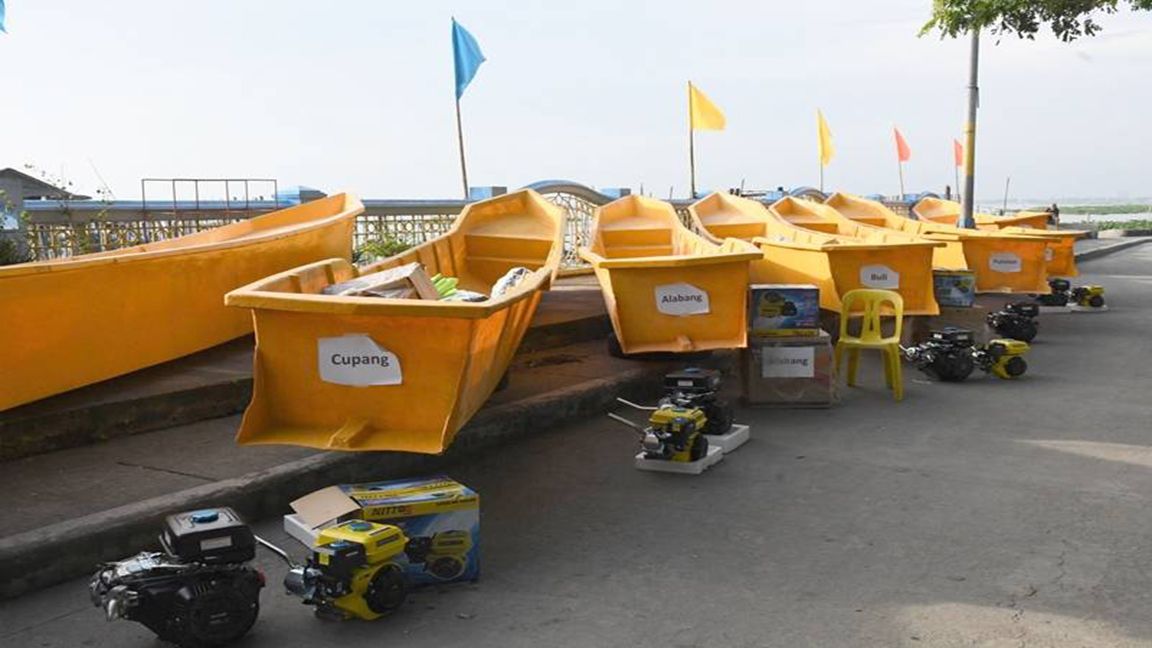 DOLE, Muntinlupa LGU give P1.7-M worth of boats and equipment to fishermen