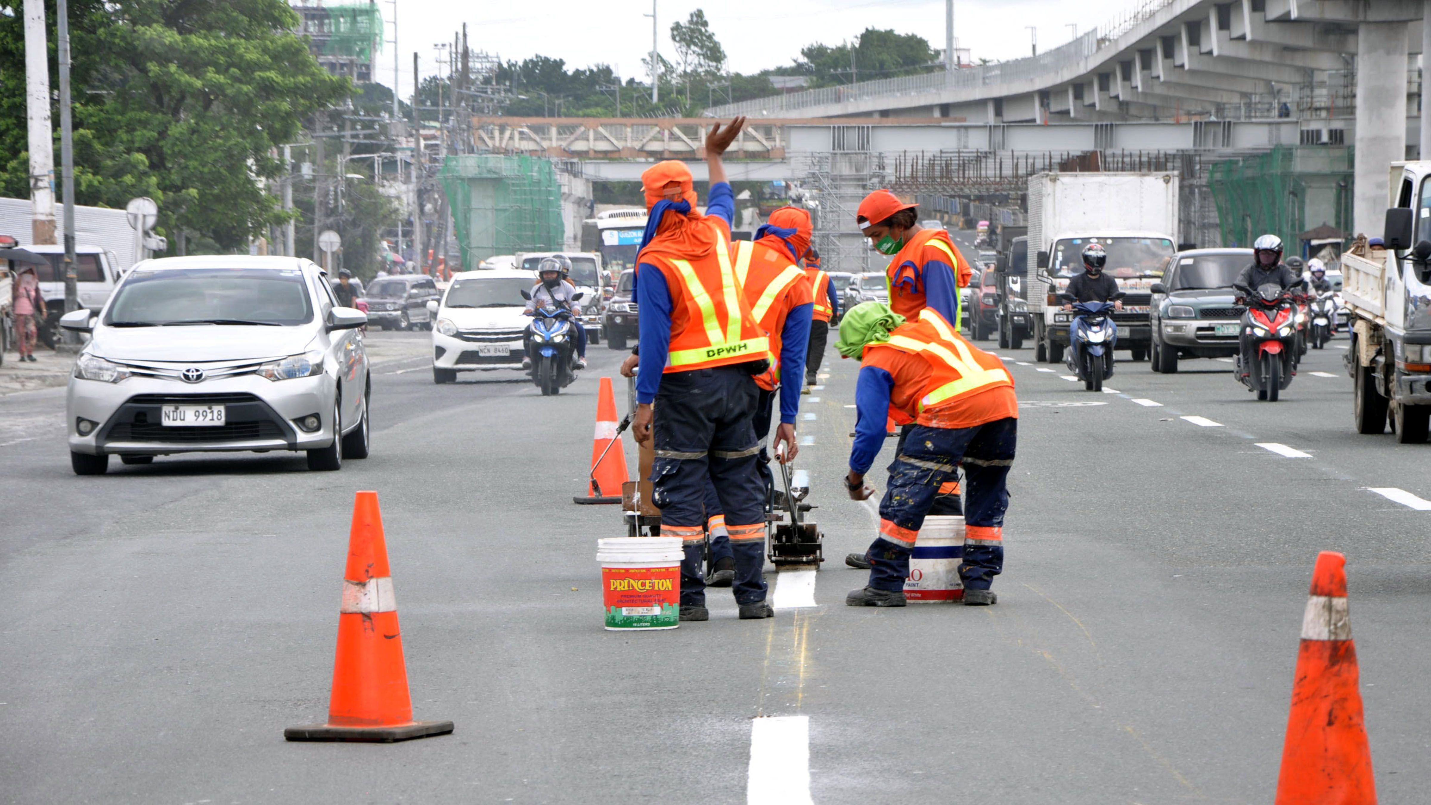 COMMONWEALTH AVENUE UNDEGOES REPAINTING Danny Querubin