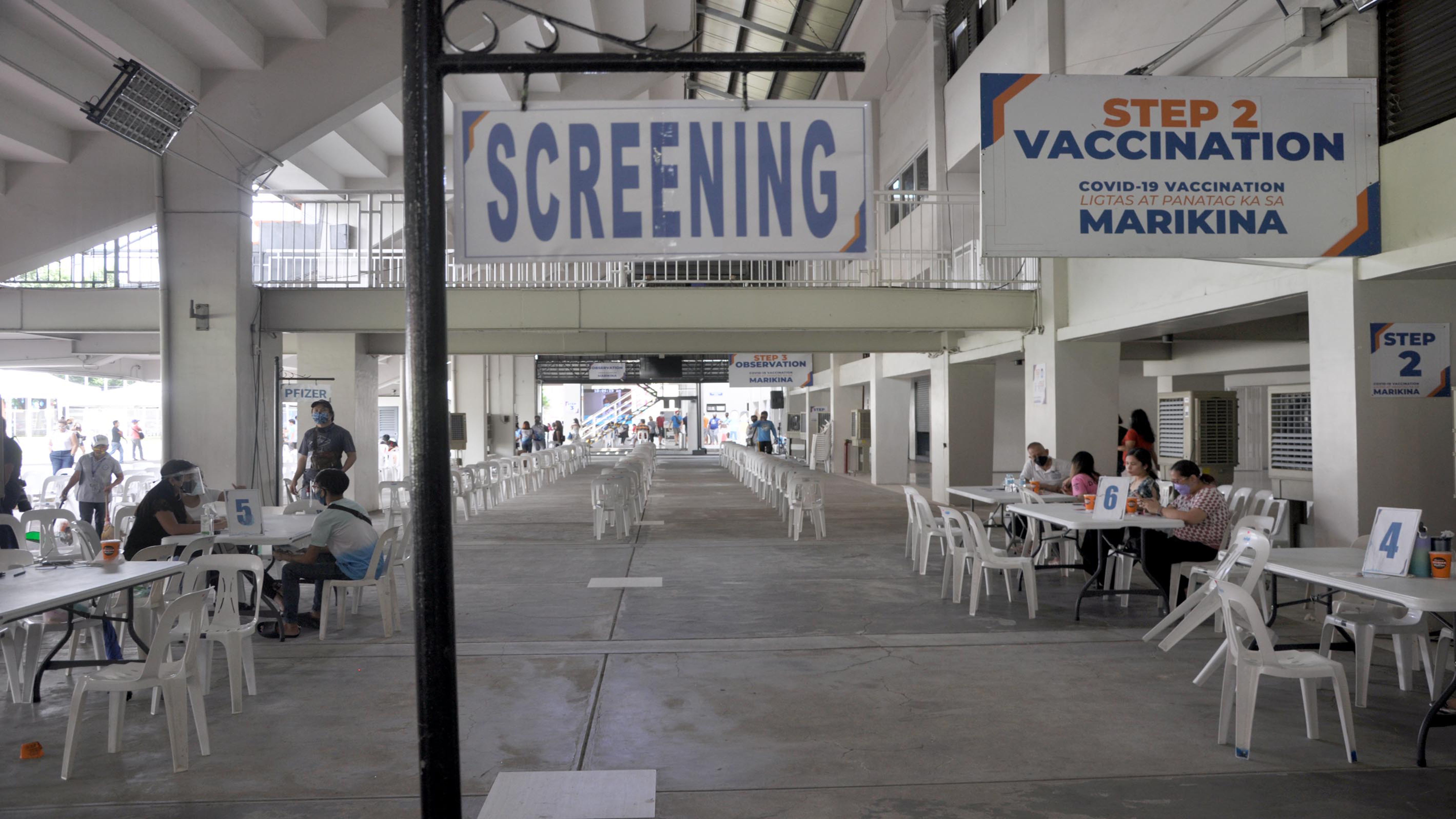 LONG LINES AT VACCINATION SITES GONE photo by Danny Querubin